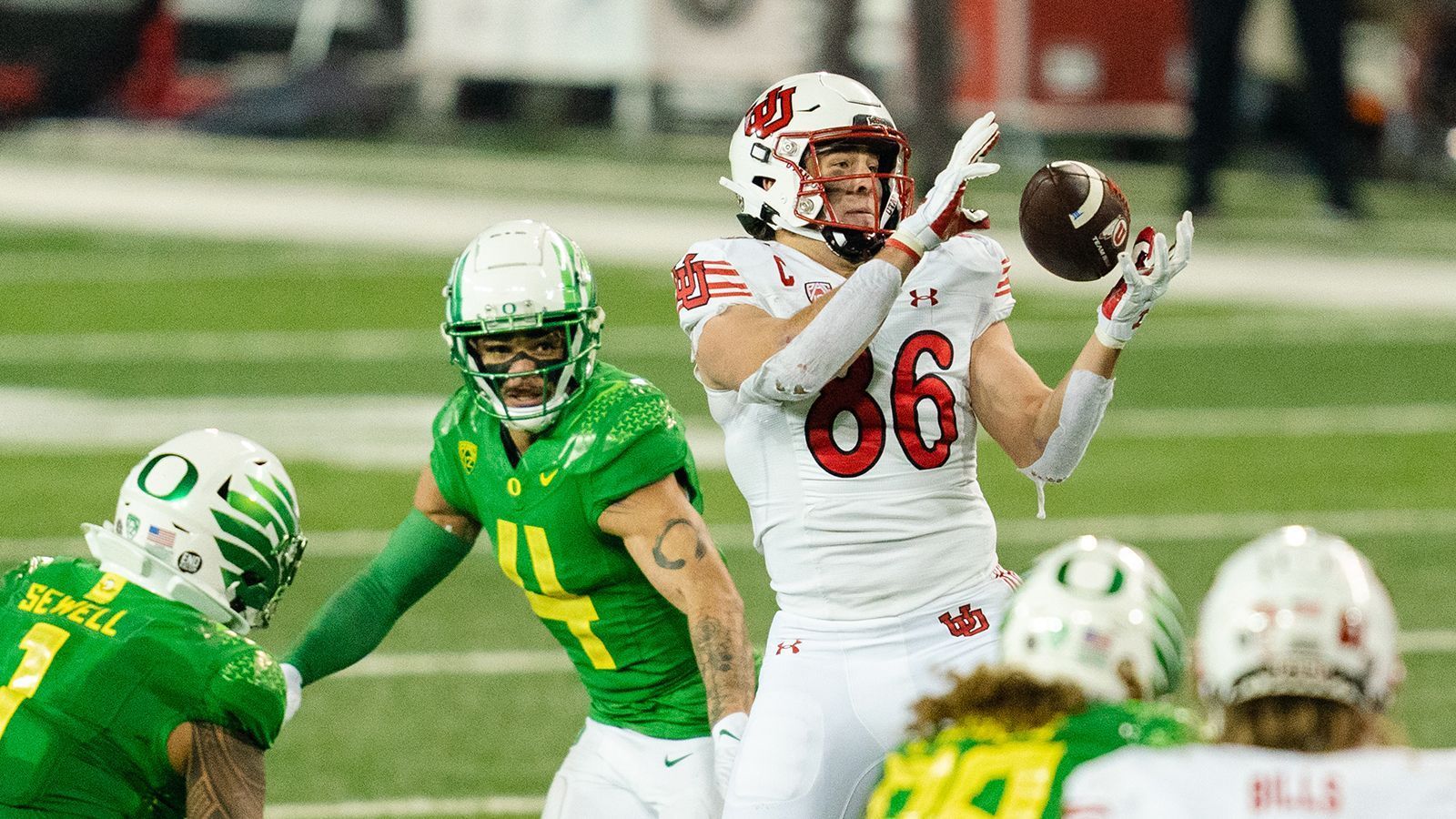 
                <strong>Dalton Kincaid (Utah)</strong><br>
                Ähnlich wie Mayer zeichnet sich der 23-Jährige durch starke Catching-Fähigkeiten und gute Bewegungen in seinem Route Running aus. In fünf Jahren am College unterliefen ihm lediglich zwei Drops. Vergangene Saison sammelte Dalton Kincaid 70 Catches für 890 Yards und acht Touchdowns. In der NFL wird er zu den kleineren, leichteren Tight Ends zählen und das Blocken dürfte, ähnlich wie am College, nicht gerade seine Trumpfkarte sein. Zudem fehlt es Kincaid etwas an Antrittsgeschwindigkeit, weshalb er manchmal etwas zu lange braucht, um eine Route zu laufen oder um nach einem Richtungswechsel wieder Fahrt aufzunehmen. 
              