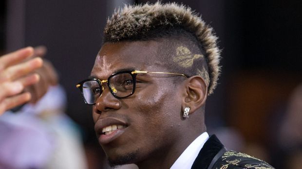 
                <strong>Paul Pogba Januar 2016</strong><br>
                Januar 2016: Die Sportwelt ist im Dab-Fieber - einem Tanztrend aus den USA. LeBron James, Cam Newton oder Jesse Lingard machen diese Pose salonfähig. Paul Pogba ist wohl so großer Dab-Fan, dass ihm seine Tore nicht ausreichen.
              