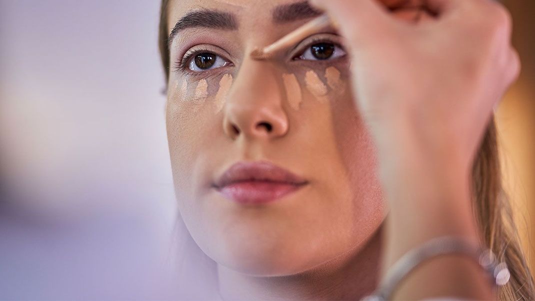 Der Concealer ist ein Abdecktool – wir berichten im Beauty-Artikel, wie Ihr ihn richtig anwendet.