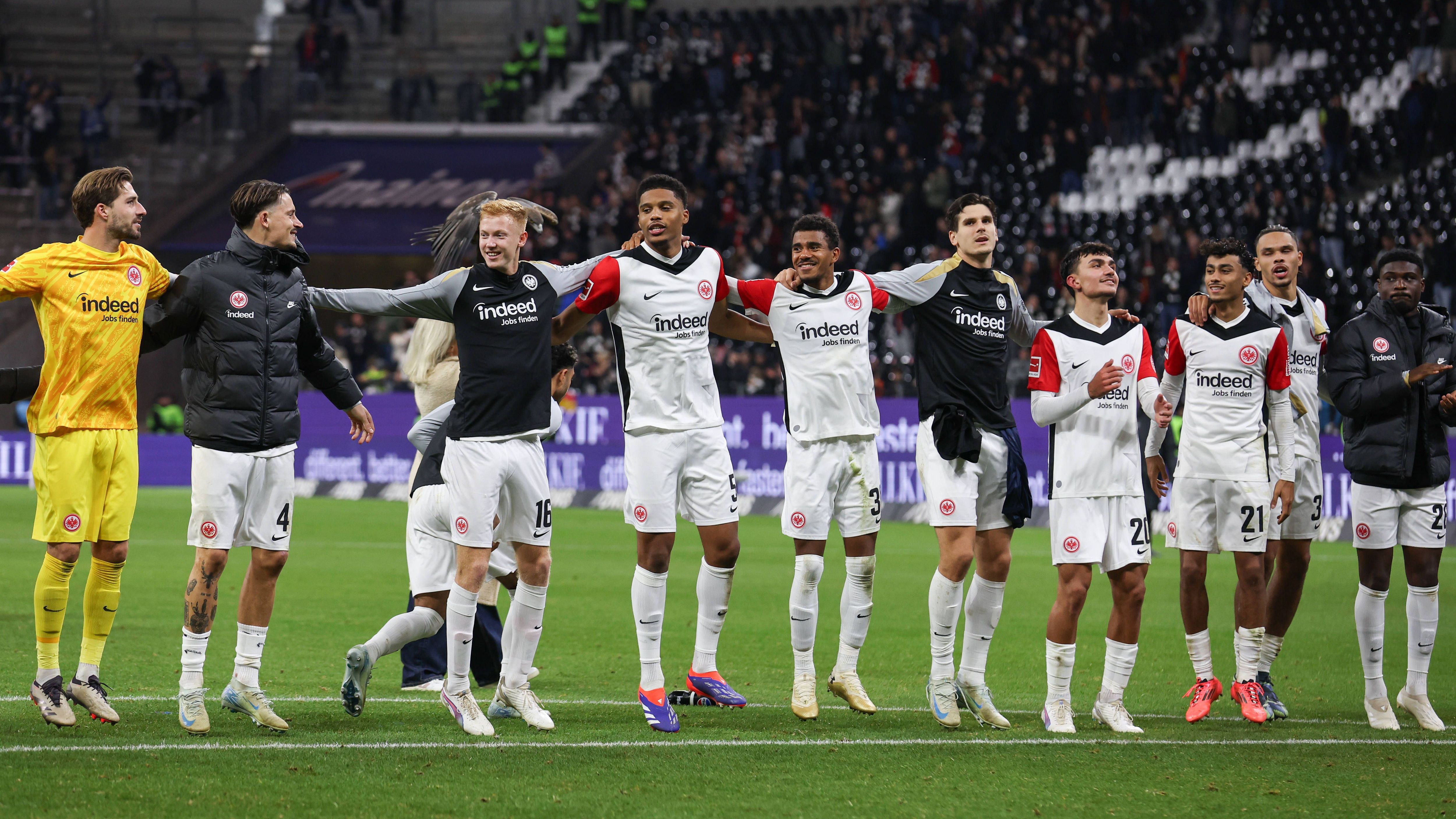 <strong>2. Eintracht Frankfurt</strong><br>Follower-Veränderung: 495.650<br><br>Frankfurt spielt eine starke Saison, weshalb das Plus nicht ganz überraschend kommt. Ein Zuwachs von knapp 500.000 Leuten ist aber natürlich schon eine Ansage. Diese Zahl erklärt sich jedoch hauptsächlich durch die Personalie Omar Marmoush. Der Ägypter hat 491.060 neue Follower angelockt. Selbst ein recht großes Minus bei Mario Götze kommt dagegen nicht an.