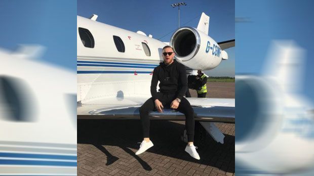 
                <strong>8. Fuhrpark</strong><br>
                In Sachen Privatjet steht McGregor Mayweather in nichts nach. Häufiger ist "The Notorious" aber mit seinen zahlreichen Luxusschlitten unterwegs. Dazu gehören: ein McLaren für umgerechnet 216.000 Euro, ein extra für ihn angefertigter Rolls Royce, ein BMW i8 sowie eine Mercedes S Klasse...
              