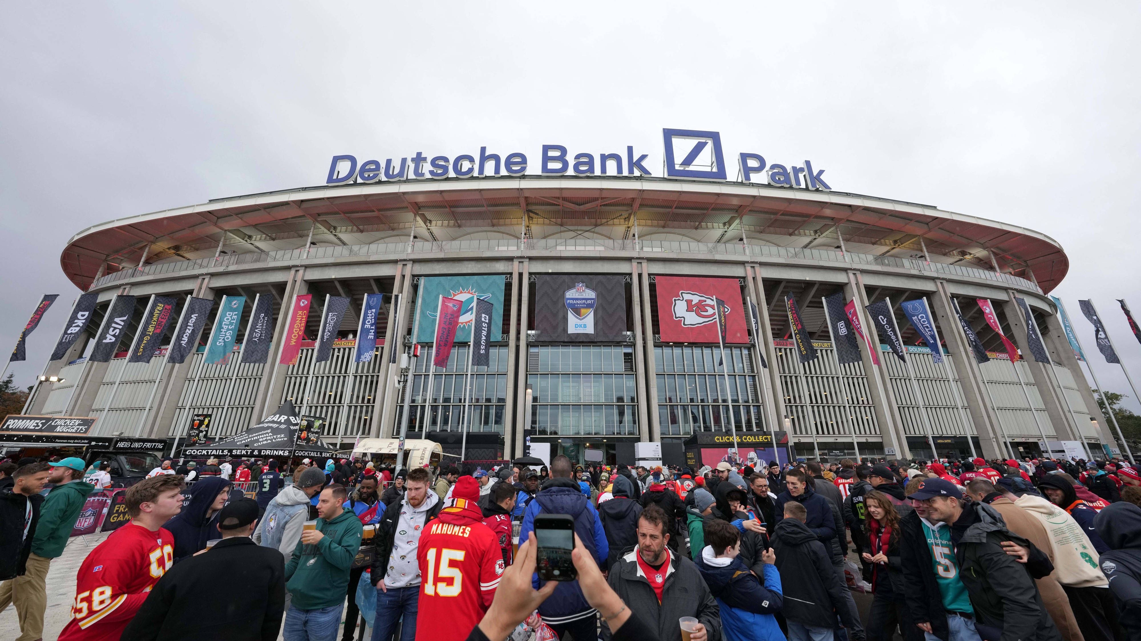 <strong>NFL in Deutschland: Die besten Bilder aus Frankfurt<br></strong>Auch das zweite NFL-Spiel auf deutschem Boden war ein Riesenerfolg. In der Frankfurter Innenstadt, vor dem Deutsche Bank Park und auf den Rängen feierten tausende Fans die Rückkehr der besten Football-Liga der Welt nach Deutschland. <em><strong>ran</strong></em> zeigt die schönsten Bilder vom ersten NFL Frankfurt Game.