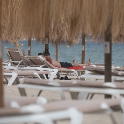 Liegen-Krise auf Mallorca: Viele Urlauber:innen setzen zunehmend auf das eigene Handtuch, statt teure Liegen zu mieten.