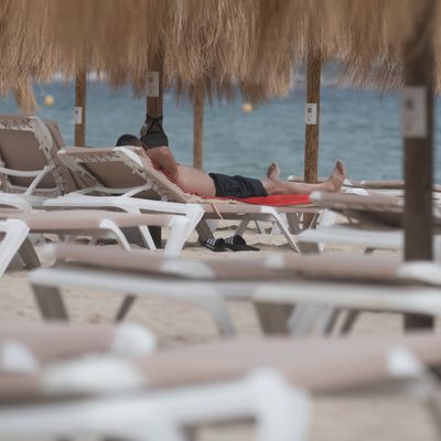 Liegen-Krise auf Mallorca: Viele Urlauber:innen setzen zunehmend auf das eigene Handtuch, statt teure Liegen zu mieten.