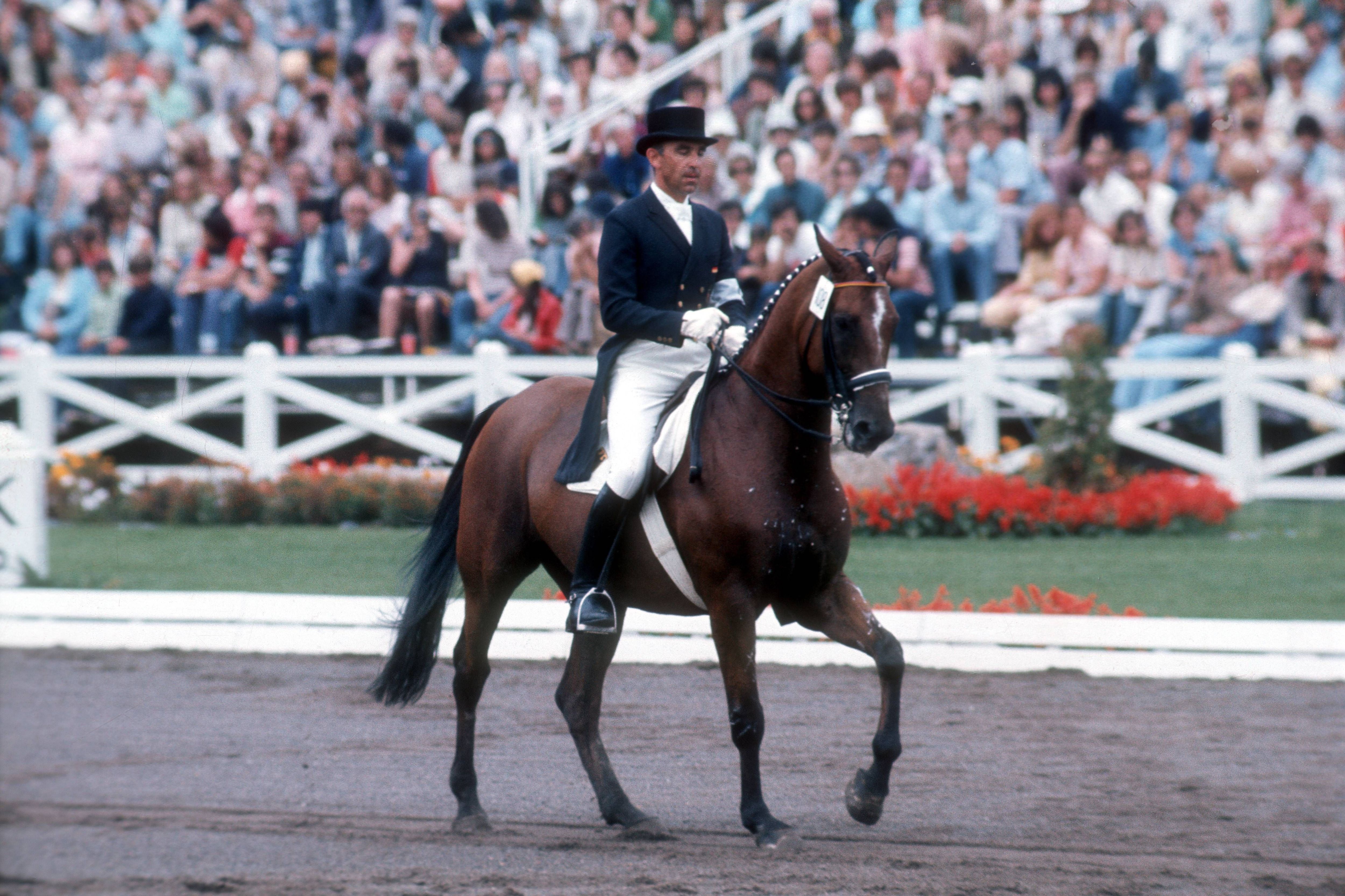 Ein weiterer sehr erfolgreicher deutscher Reiter war Dr. Reiner Klimke mit insgesamt acht Medaillen bei Olympia - sechsmal Gold und zweimal Bronze. Er war nicht nur promovierter Jurist, sondern wurde 1988 in Paraguay sogar mit einer eigenen Briefmarke geehrt. Seit 2009 ist der 1999 Verstorbene Mitglied in der Hall of Fame des deutschen Sports.