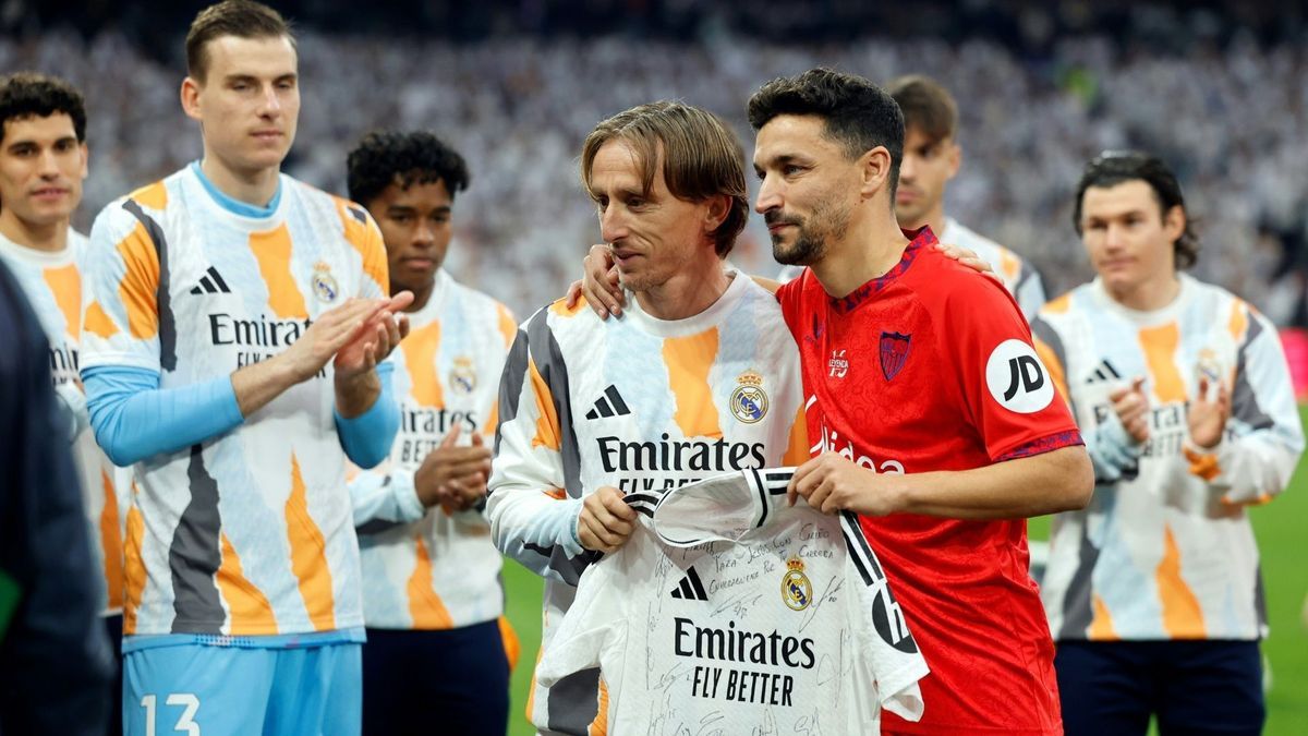 Reals Luka Modric (m.) verabschiedet Jesus Navas (r.).