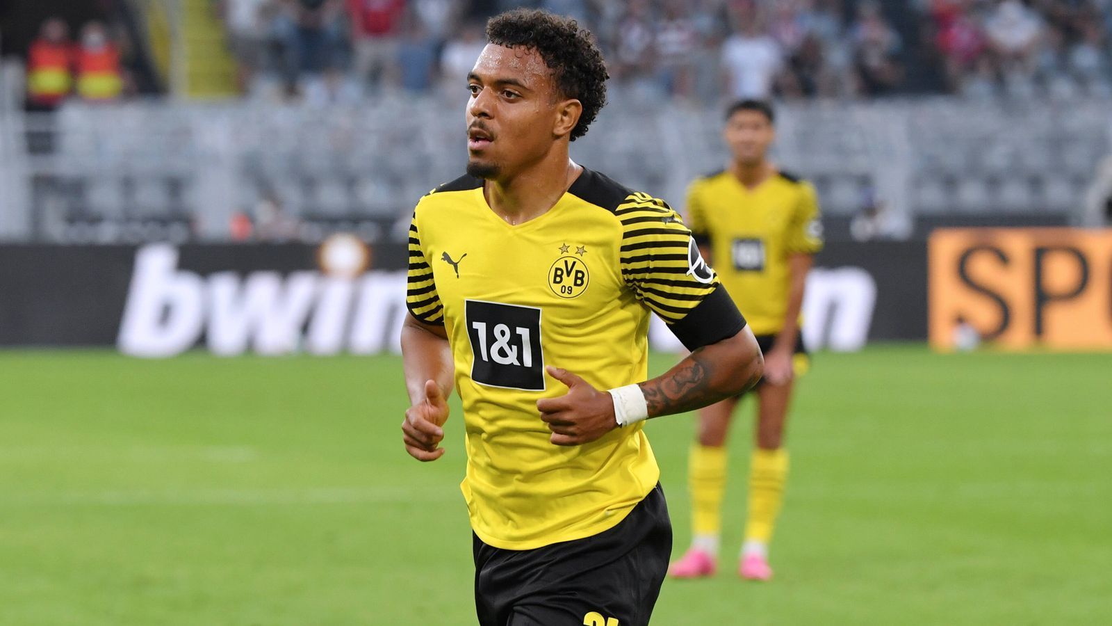 
                <strong>Donyell Malen (Borussia Dortmund)</strong><br>
                Der niederländische Neuzugang kommt in der 58. Minute für Moukoko ins Spiel. Kurz nach seiner Einwechslung wird Donyell Malen eigentlich gut von Haaland im Strafraum bedient, doch der Laufweg des Jokers passt in dieser Szene dann nicht für einen anschließenden Abschluss. Ansonsten ist Malen bei seinem ersten Duell mit den Bayern kaum zu sehen. ran-Note: 4
              