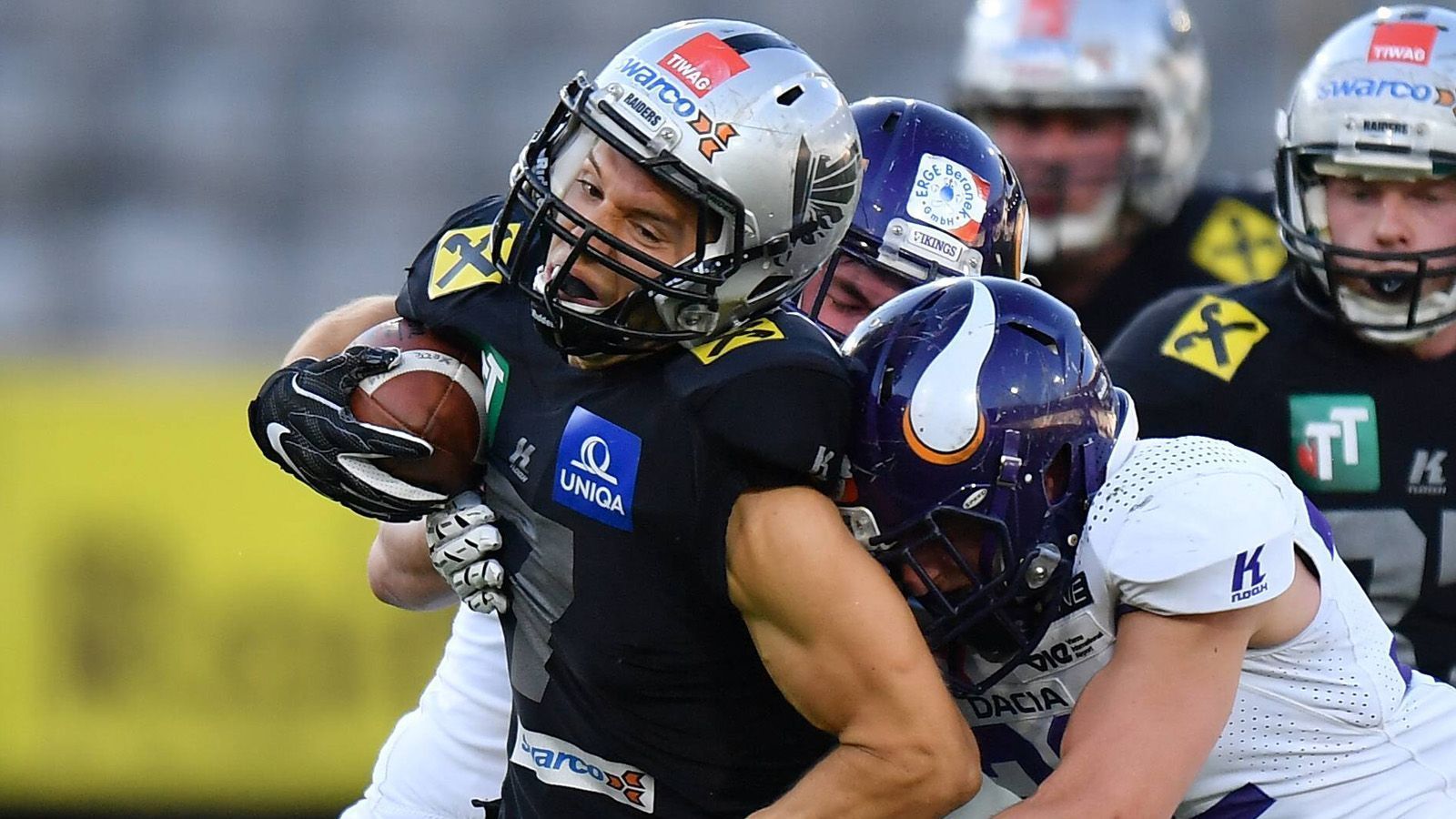 
                <strong>Auch als Nachwuchstrainer aktiv </strong><br>
                Platzgummer durchlief den Nachwuchsmannschaften der Swarco Raiders Tirol und gewann mit der Herren-Mannschaften innerhalb von fünf Jahren vier Mal den Austria Bowl. Seine komplette Freizeit widmet er dem Football – nicht nur als aktiver Spieler, sondern auch als Coach. Er trainierte eine Nachwuchsmannschaft und besucht zudem Schulen, um dort Football-Unterricht zu geben. Sein beruflicher Fokus lag zuletzt auf seinem Medizin-Studium.
              