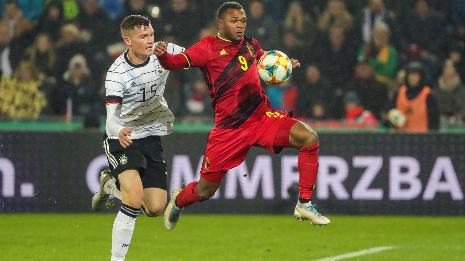 
                <strong>Lois Openda</strong><br>
                Ganz besonders in Acht nehmen muss sich die deutsche U21 vor Torjäger Lois Openda. Der in Lüttich geborene 20-Jährige war schon beim Spiel im November 2019 in Freiburg der Matchwinner für die Belgier. Beim 3:2-Sieg der Gäste gegen die DFB-Junioren gelangen Openda zwei Treffer. Das dritte Tor der "Roten Teufel" bereitete der 1,75 Meter große Angreifer zudem vor. Die Saison 2020/21 wird der Angreifer in der niederländischen Eredivisie verbringen. Von Stammklub Brügge wurde das Talent zuletzt an Vitesse Arnheim ausgeliehen. Dort wird er unter dem deutschen Trainer Thomas Letsch spielen.
              