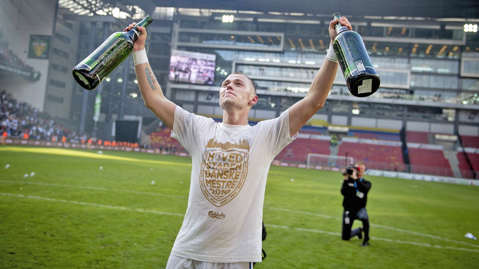 
                <strong>Alka Superligaen (Dänemark): FC Kopenhagen</strong><br>
                Der FC Kopenhagen ist zurück auf den Thron. Letztes Jahr am Ende der Saison nur vierter sicherte der Verein aus der Hauptstadt Dänemarks sich nun wieder den Meistertitel. Bereits am viertletzten Spieltag der Meisterrunde machte der FC den Titel mit einem 3:2-Heimsieg gegen Bröndby vorzeitig perfekt. Verfolger und Vorjahresmeister FC Midtjylland liegt mit mittlerweile 14 Punkten Rückstand abgeschlagen auf Rang zwei. Für den FC Kopenhagen ist es bereits der 13. Meistertitel in Dänemarks höchster Spielklasse.
              