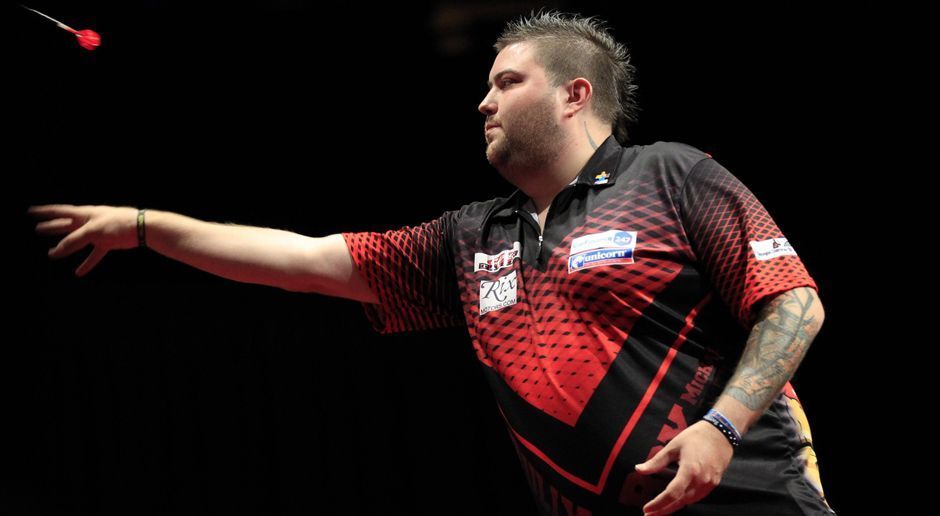 
                <strong>Michael Smith</strong><br>
                Der "Bully Boy" ist mit seinen 27 Jahren auf Rang neun der jüngste Spieler des PDC-Rankings. Smith nagelt seine Darts mit Mördertempo ins Board, für einen ganz großen Titel hat es bei dem Engländer bislang aber noch nicht gereicht.
              