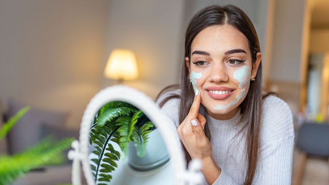 Kühle Masken und feuchtigkeitsspendende Gesichtsmasken sind super pflegend für deine Haut und helfen bei regelmäßiger Anwendung auch Pickel vorzubeugen. 