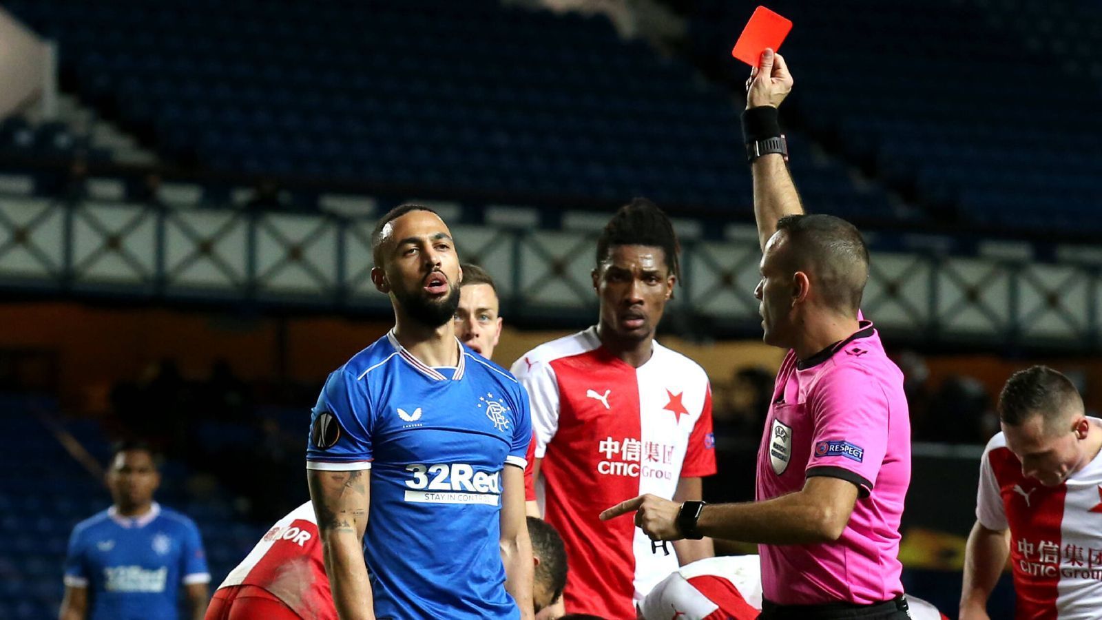 
                <strong>Europa League: Horror-Foul von Kemar Roofe in Bildern</strong><br>
                Im Europa-League-Achtelfinale zwischen den Glasgow Rangers und Slavia Prag fliegt Rangers-Joker Kemar Roofe nach einem Horror-Foul vom Platz. ran.de zeigt das üble Foul in Bildern. Achtung - nichts für schwache Nerven!
              