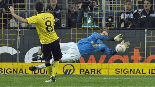 
                <strong>Nuri Sahin</strong><br>
                Nuri Sahin: Oje, das wird auch nichts! Ähnlich nervenschwach wie Huntelaar und Pantelic präsentiert sich auch Dortmunds Mittelfeldmotor 2011 vom Elfmeterpunkt. Der türkische Nationalspieler verballert ebenfalls vier Strafstöße in Folge.
              