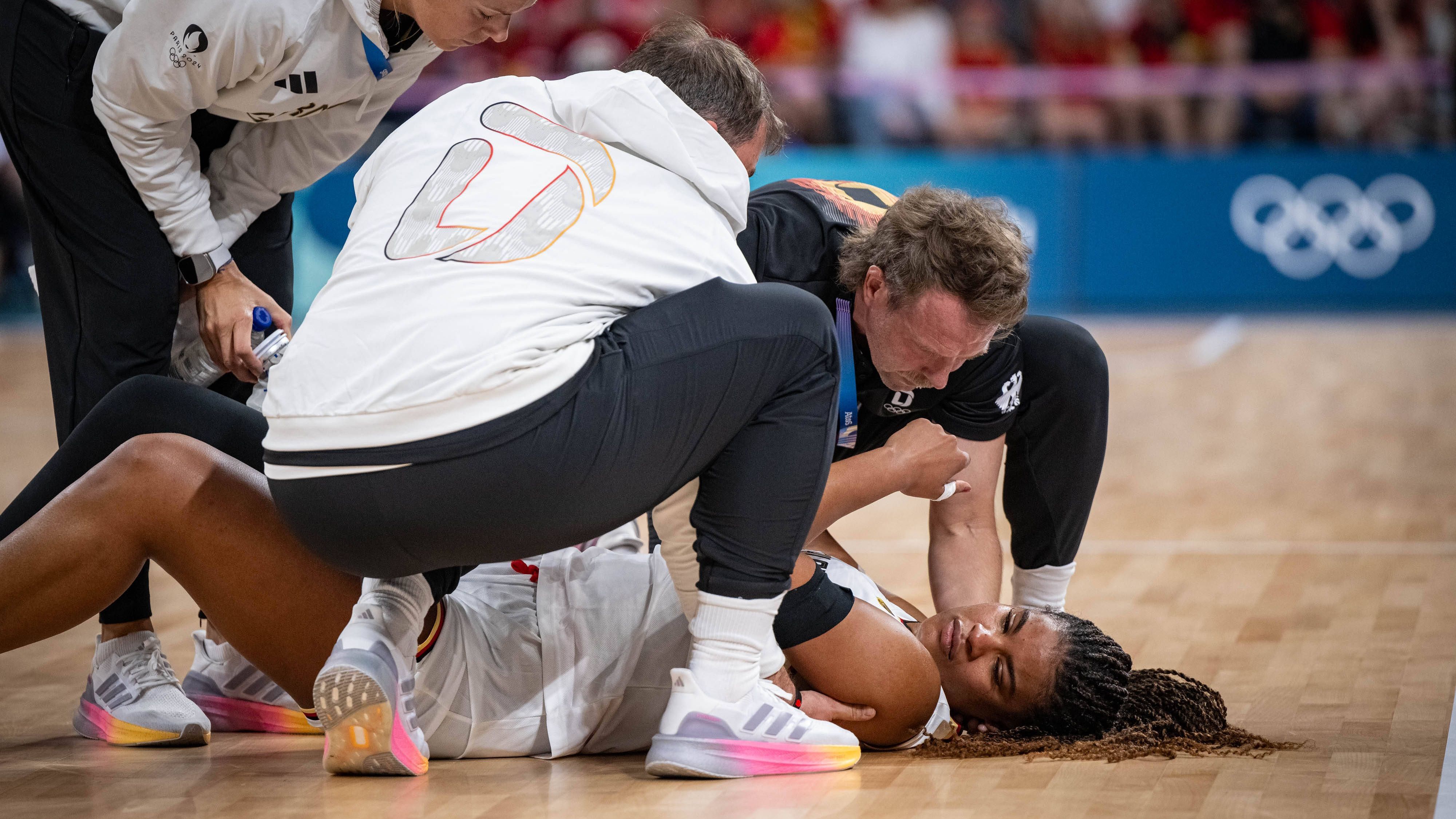 <strong>Olympia 2024: Die besten Bilder des dritten Tages</strong><br>Ebenfalls deutschen Jubel gab es bei den Basketballerinnen, die Belgien überraschend bezwingen konnten. Allerdings verletzte sich Nyara Sabally dabei, erlitt eine leichte Gehirnerschütterung.