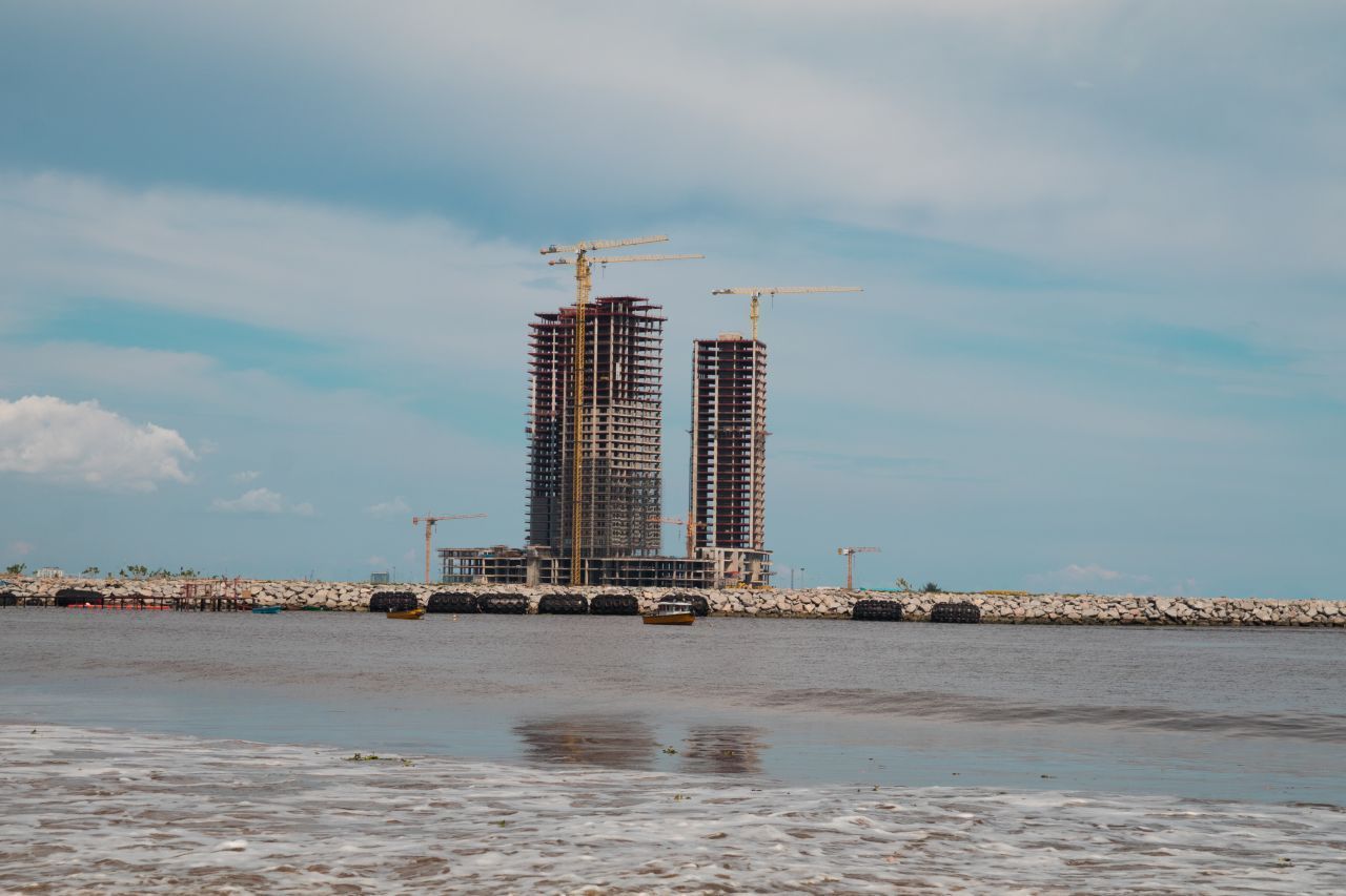 Eco Atlantic City: 2008 begann die Aufschüttung für das “Dubai Afrikas” oder “Mini-Manhattan”. 10 Quadratkilometer Land voller schicker Büros und Wohnungen für eine Viertelmillionen Menschen sollten vor Lagos entstehen. Doch das Projekt geriet ins Stocken. Bis heute stehen dort nur ein paar Hochhäuser.