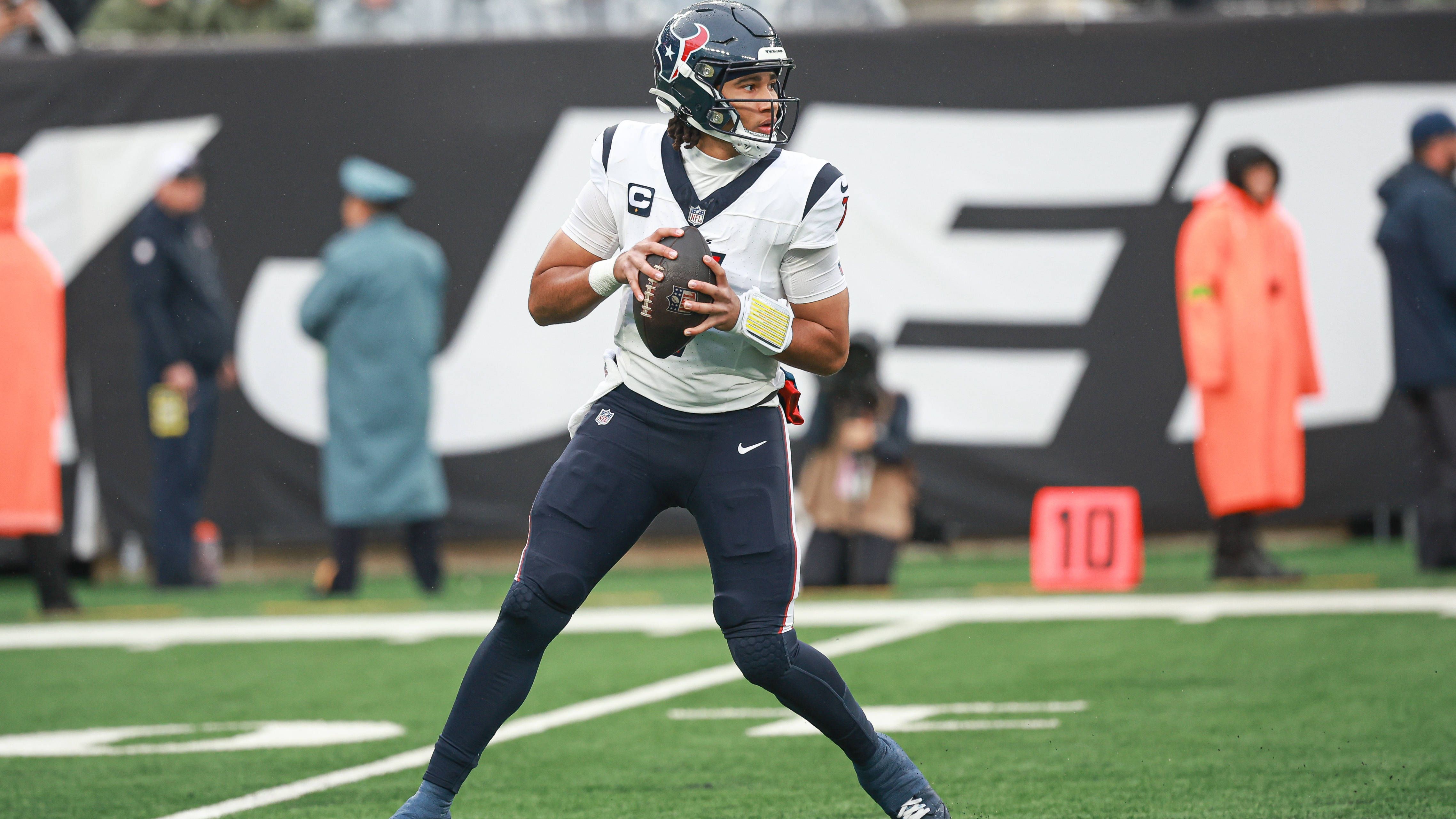 <strong>C.J. Stroud (Houston Texans)</strong><br>Schock-Moment in Houston! Quarterback C.J. Stroud muss verletzt das Spielfeld beim Duell gegen die New York Jets verlassen. Der Rookie bekam&nbsp; Anfang des vierten Quarters einen harten Hit ab und schlug mit dem Kopf auf dem Feld auf. Für Stroud brachte Davis Mills das Spiel auf dem Feld zu Ende.