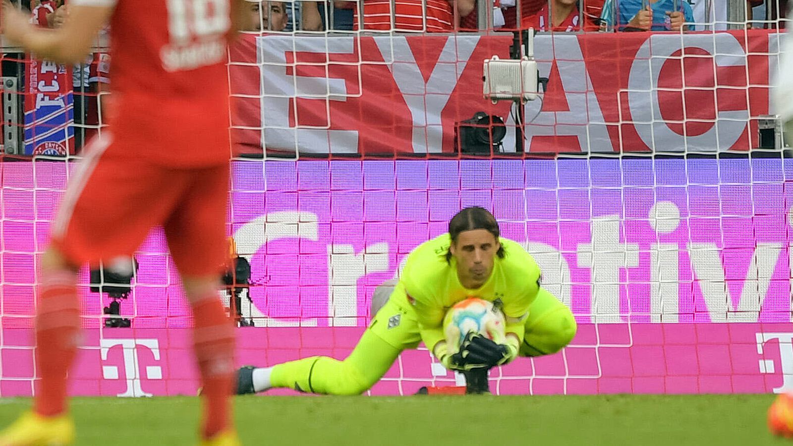 
                <strong>Yann Sommer</strong><br>
                Direkt in Minute eins gegen Mane gefordert, auch danach regelmäßig auf dem Posten. Pariert nach einer knappen Stunde erneut überragend gegen den Senegalesen. Vereitelt mehrfach beste Bayern-Chancen, ist bei Sanes Tor aber machtlos und muss sich doch noch geschlagen geben. Bester Mann auf dem Platz! ran-Note: 1
              