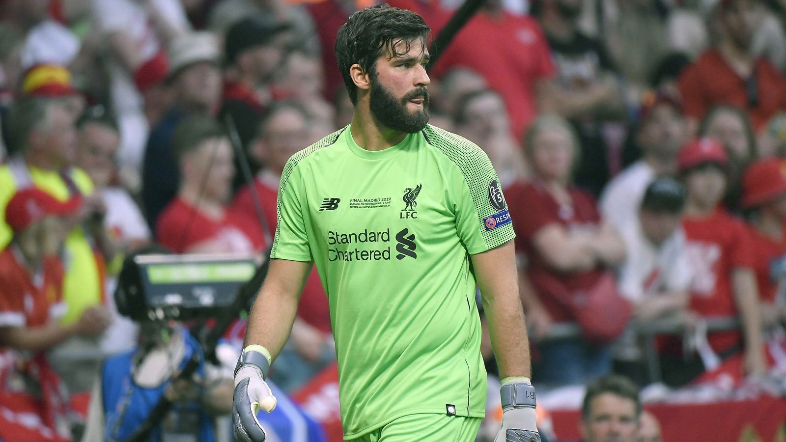 
                <strong>Alisson Becker (FC Liverpool)</strong><br>
                In der ersten Halbzeit beschäftigungslos. Starker Ball quer über den ganzen Platz auf Salah (72.). Muss in der 73. Minute bei Allis versuchtem Schlenzer erstmals wirklich zupacken. In der Drangphase der Londoner gegen Spielende mit bärenstarken Paraden. Zuerst mit Doppelparade gegen Son und Moura (80.), dann gegen den Freistoß von Eriksen (85.). Kann sich in der Nachspielzeit gegen Son und Kane erneut auszeichnen. ran-Note: 2
              