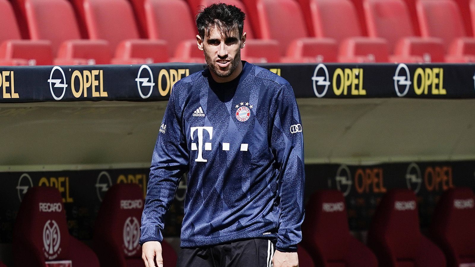 
                <strong>Javi Martinez </strong><br>
                Im Sommer 2012 befand sich die Stimmung beim FC Bayern auf dem Tiefpunkt, nachdem man zwei Finals verlor und in der Bundesliga Rang zwei belegt hatte. Nach knallharten Verhandlungen mit Athletic Bilbao kam Javi Martinez für die damalige Rekordablöse von 40 Millionen Euro nach München. Mit seiner kämpferischen Einstellung sollte der Spanier das Münchner Mittelfeld neu beleben. Und dies gelang ihm vor allem durch seine beeindruckende Physis. Gleich in seinem ersten Bayern-Jahr hatte Martinez maßgeblichen Anteil am Triple. 
              