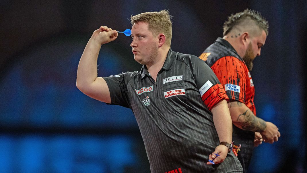 Martin Schindler (links) verliert nach starkem Auftakt gegen den Engländer Scott Williams in Runde 3 der Darts-Weltmeisterschaft in London.&nbsp;