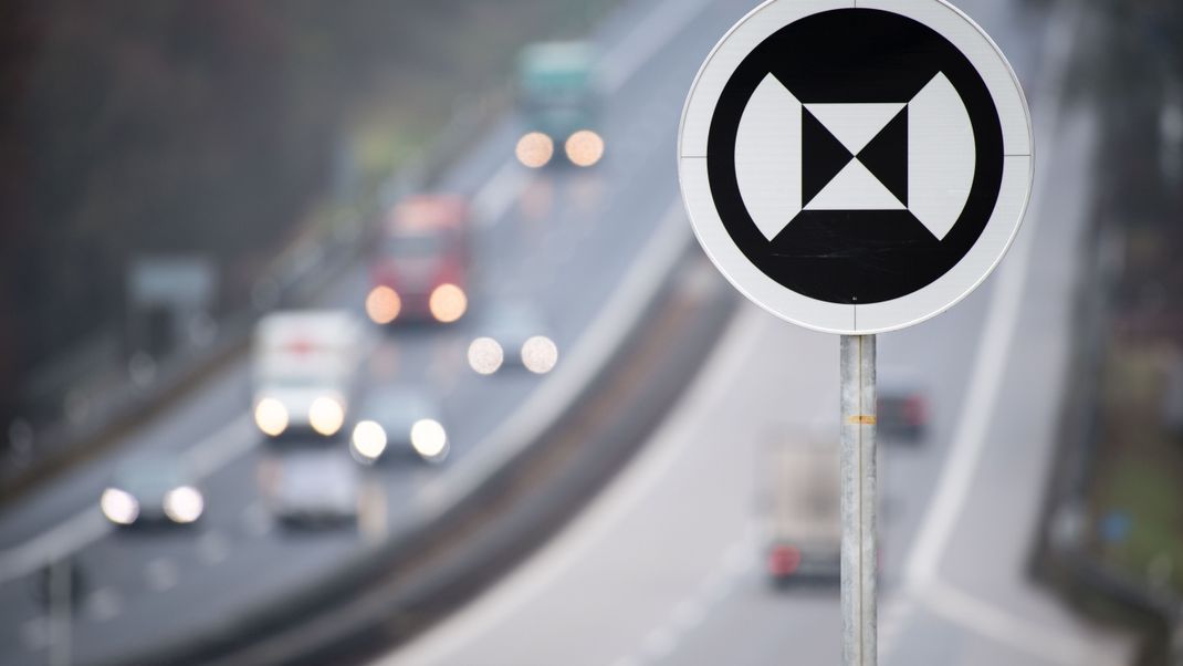 Rätselhafte Verkehrszeichen: Dieses schwarz-weiße Schild, das seit 2016 auf Autobahnen in Süddeutschland zu finden ist, ist nur für selbstfahrende Autos und dient der digitalen Orientierung