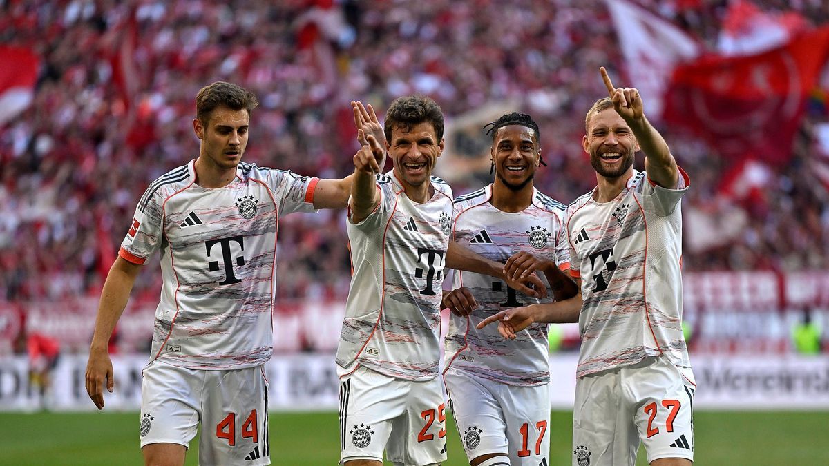 10.05.2025, Fussball 1. Bundesliga 2024 2025, 33. Spieltag, FC Bayern München - Borussia Mönchengladbach, in der Allianz-Arena München. Jubel (L-R) Josip Stanisic (Bayern München), Thomas Müller (B...