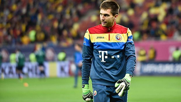 
                <strong>Auf der Bank: Ciprian Tatarusanu (Rumänien)</strong><br>
                Auf der Bank: Ciprian Tatarusanu (Rumänien). Der Keeper vom AC Florenz hält seinen Kasten in neun Einsätzen sieben Mal sauber. Insgesamt muss der 29-Jährige nur zwei Mal hinter sich greifen. So verdient man sich den Platz in einem Allstar-Team.
              