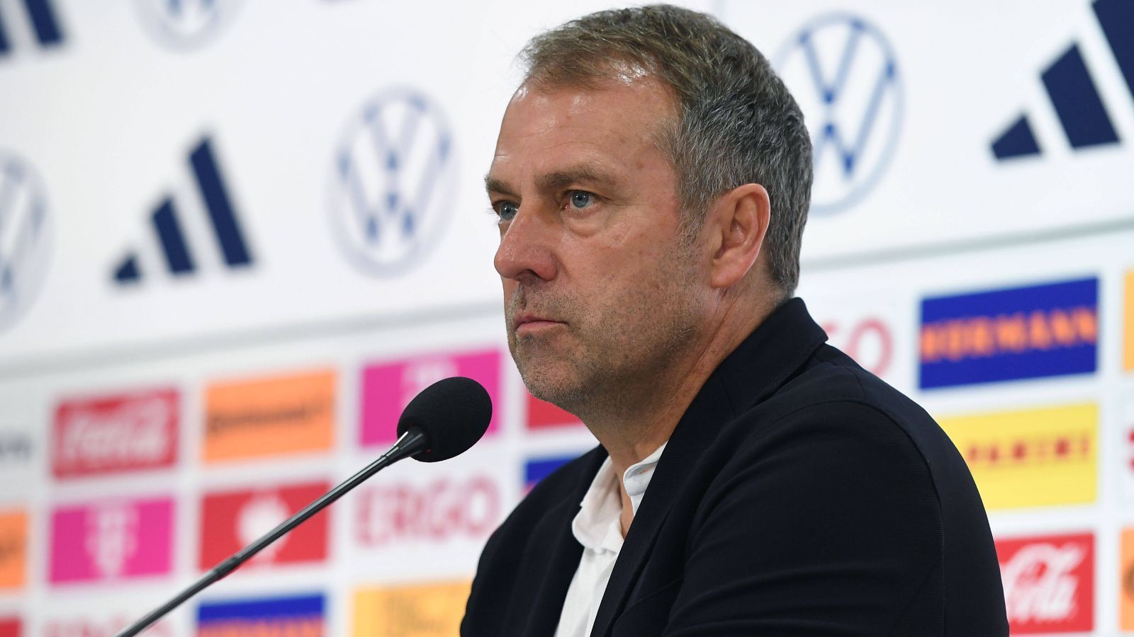 <strong>Hansi Flick</strong><br>
                Die erstaunlichste Karriere aller Mitglieder der WM-Crew von 2014 hat sicherlich Hansi Flick gemacht. Der einstige Löw-Assistent gewann nach der Entlassung von Niko Kovac als Cheftrainer des FC Bayern das Triple. Nach der Saison 2020/21 kündigte er nach einem Streit mit dem damaligen Sportdirektor Hasan Salihamidzic seinen Rückzug bei den Bayern an, um neuer Bundestrainer zu werden. Die verkorkste WM in Katar ramponierte seinen Ruf, im Herbst 2023 wurde er entlassen. Bekam dennoch eine weitere Chance auf ganz großer Bühne, der FC Barcelona machte Flick 2024 zu seinem Cheftrainer.