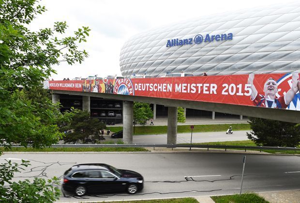 
                <strong>Platz 2: FC Bayern München (140 Euro)</strong><br>
                Platz zwei geht an den FC Bayern München. Ein Stehplatz in der Allianz Arena kostet für 17 Spiele gerade mal 140 Euro. Anders als in der Bundesliga muss sich der deutsche Rekordmeister aber in der Tabelle dem ...
              