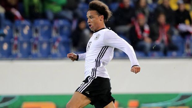 
                <strong>Leroy Sane</strong><br>
                Leroy Sane: War bereits oben dabei (vier Länderspiele), wie zum Beispiel bei der EM. Nach seinem Wechsel nach England läuft es bei Manchester City aber eher holprig, Sane kommt zumeist von der Bank. In der U21 ist der Ex-Schalker nun Führungsspieler statt das Mega-Talent mit Kurzeinsätzen im A-Team. Sane soll vor allem Spielpraxis sammeln und weiter reifen. Dann sollte der erneute Aufstieg die logische Folge sein. Und auch der Verbleib.
              