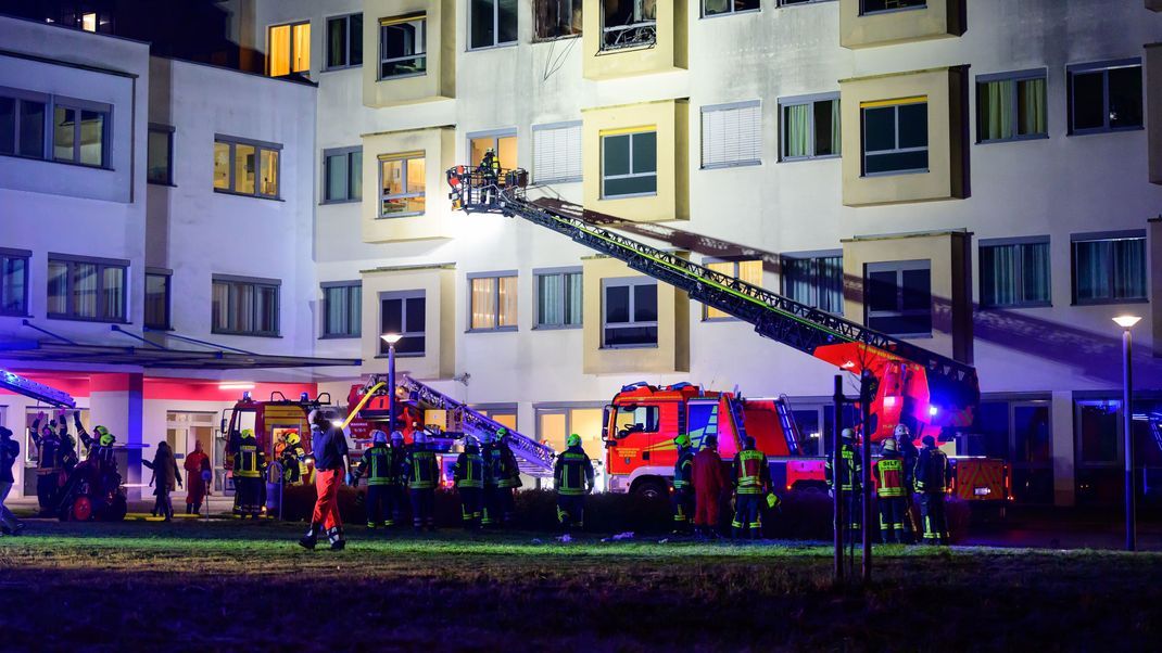 Mehrere Personen wurden bei dem Brand schwer verletzt.