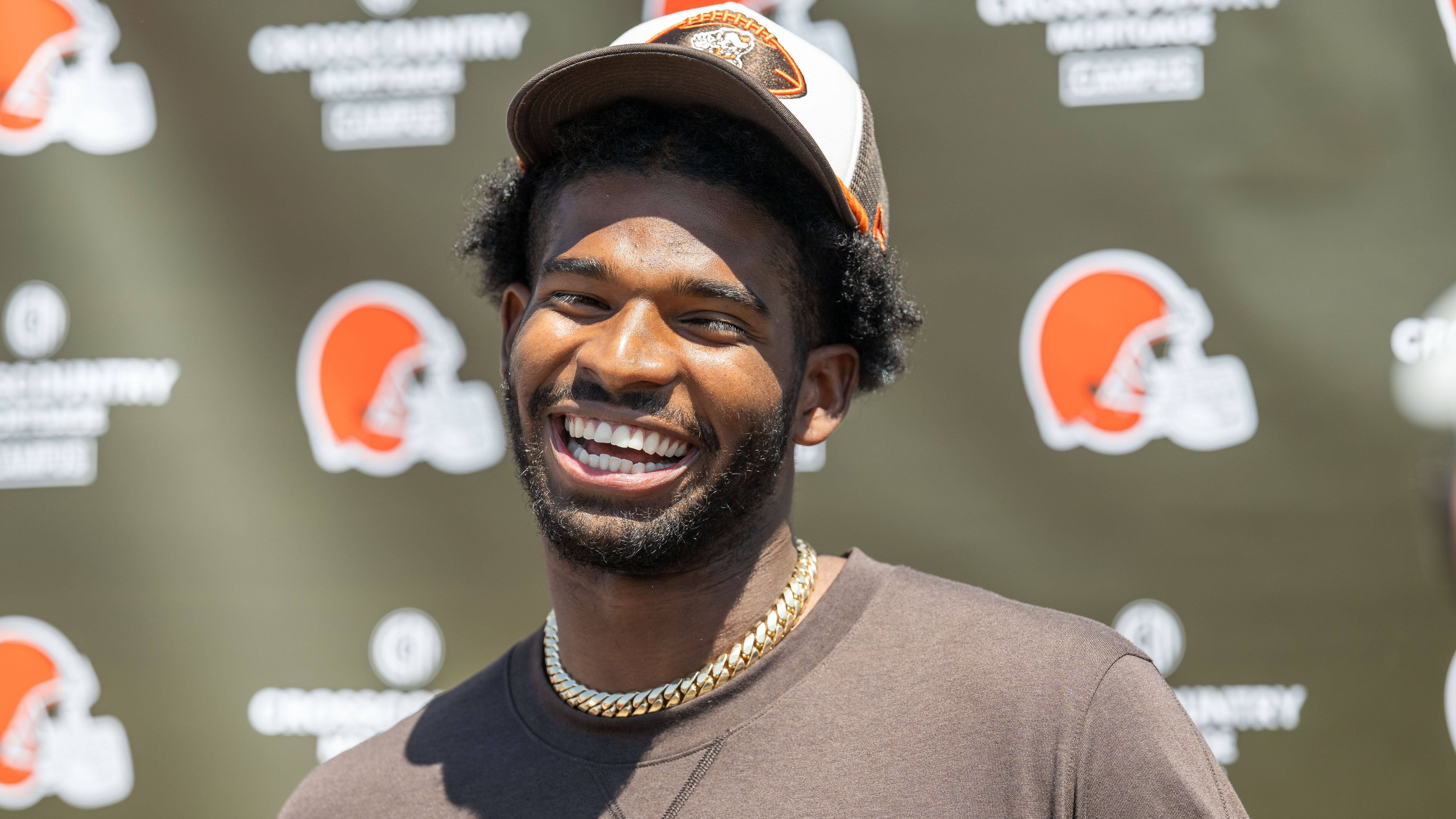 <strong>Cleveland Browns: Schafft es Sanders in den Kader?</strong><br>Die Quarterback-Frage überstrahlt bei den Browns alles, vor allem die Situation von Shedeur Sanders interessiert jeden. Offen ist noch, ob es der Rookie nach seinem Absturz bis in Runde fünf des Drafts überhaupt in den 53er-Kader schafft. Gut möglich, dass es einen langen Zweikampf mit Co-Rookie Dillon Gabriel geben wird.