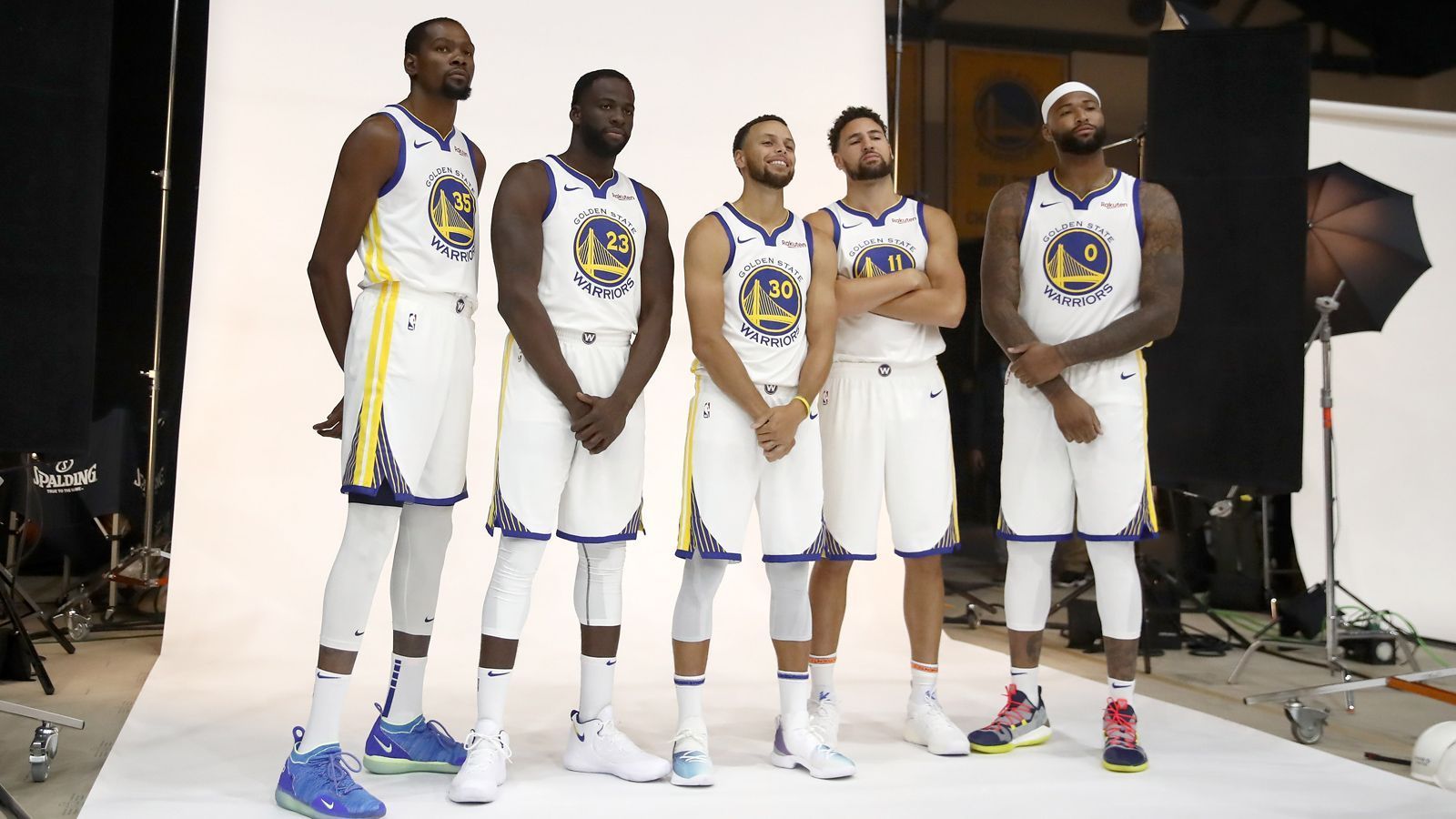 
                <strong>1. Platz im Westen: Golden State Warriors</strong><br>
                Auch in dieser Saison gilt: An den Warriors führt kein Weg vorbei. Durch Neuzugang DeMarcus Cousins ist die All-Star-Five endgültig komplett und wird, sollte es nicht zu schwerwiegenden Verletzungsproblemen kommen, nicht zu schlagen sein. Es winkt der dritte Titel in Folge für Stephen Curry, Kevin Durant und Co. 
              