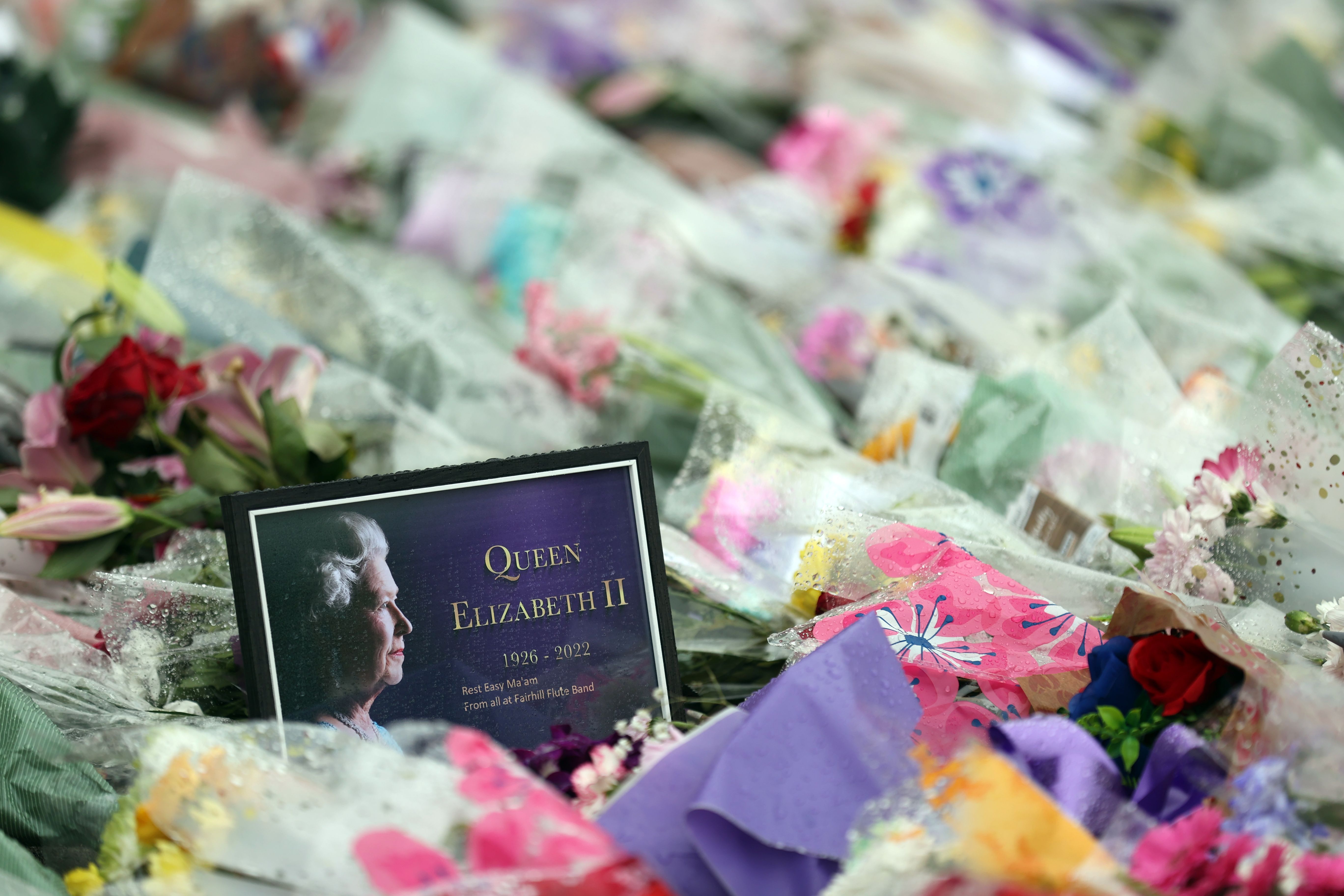 Tausende Trauernde legen in ganz Großbritannien an Erinnerungsstätten Blumen in Gedenken an die Königin nieder.