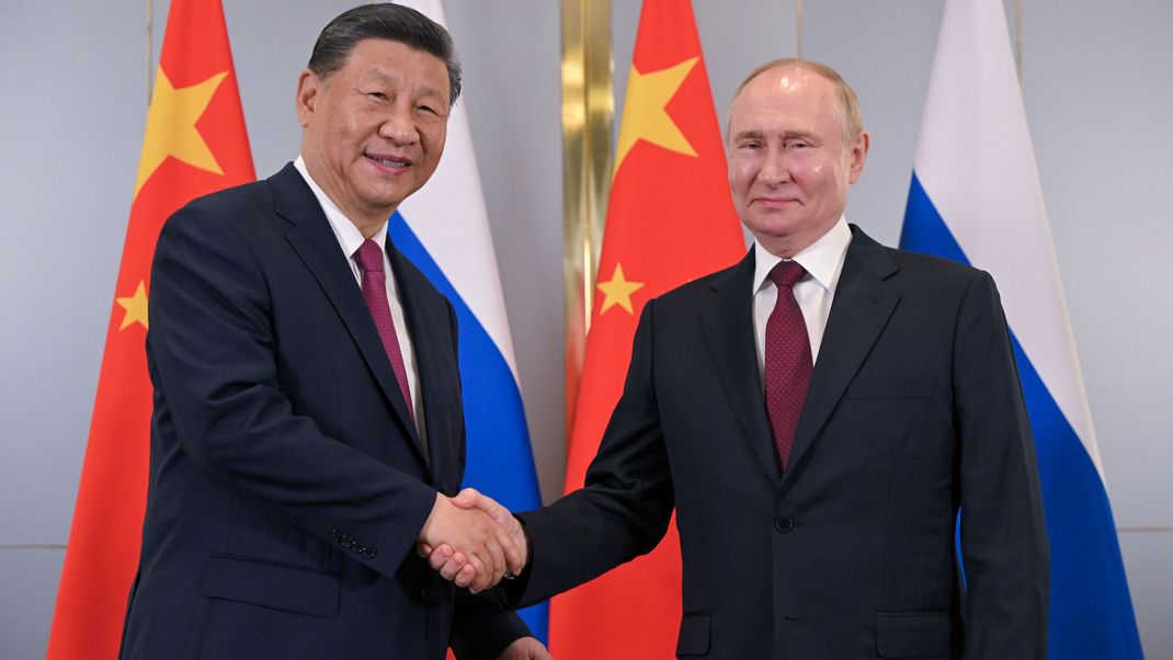 Wladimir Putin (r.) und Xi Jinping, Präsident von China, während ihres Treffens am Rande des Gipfels der Shanghaier Organisation für Zusammenarbeit (SOZ). (Archivbild)