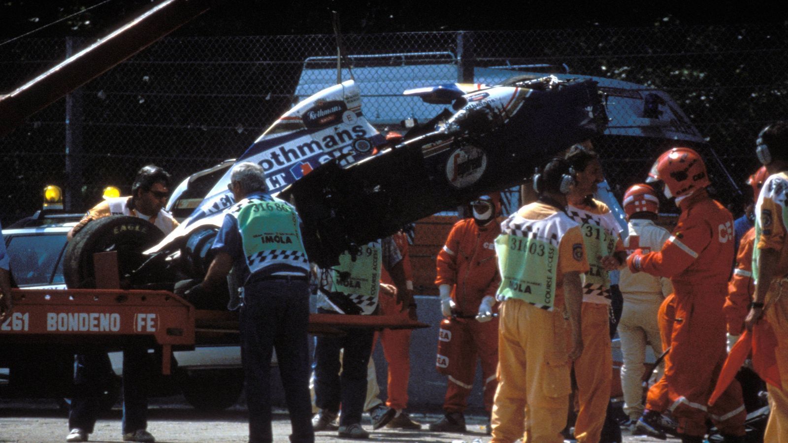 
                <strong>3. Saisonlauf: San Marino-GP in Imola</strong><br>
                Die Formel 1 steht unter Schock, fährt am Rennsonntag aber trotzdem. Es ist "der Tag, an dem die Sonne vom Himmel fiel", wie der heutige DTM-Chef Berger die Emotionen rund um den tragischen Tod von Legende Ayrton Senna umschreibt. Die genauen Umstände des Unfalls in der Tamburello-Kurve sind bis heute unklar, Senna erliegt an diesem 1. Mai 1994 seinen schweren Kopfverletzungen. Das Rennen gewinnt Schumacher.
              
