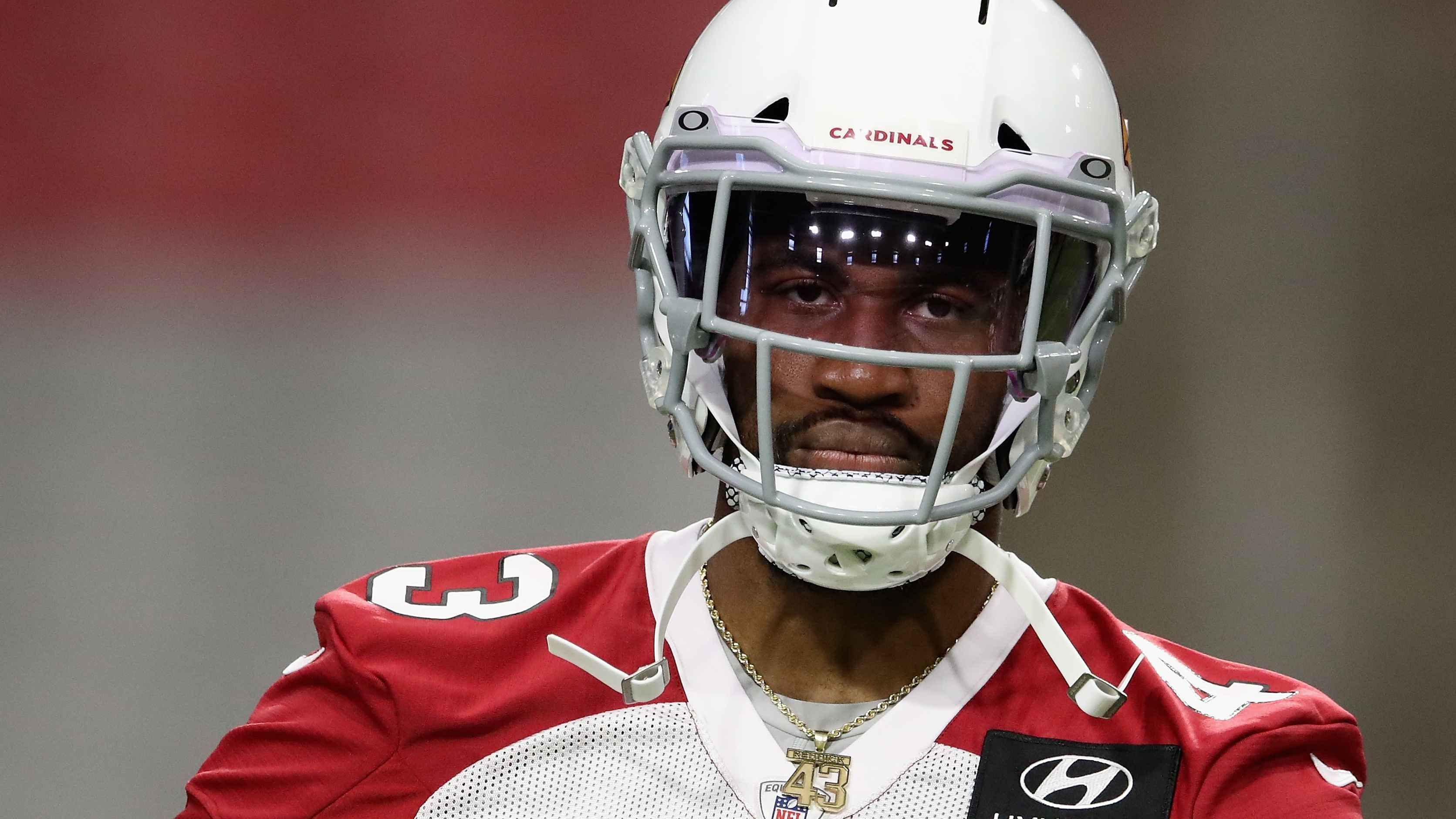 
                <strong>2020 als "Boom or Bust"-Jahr </strong><br>
                Viele Experten schrieben Reddick vor der Saison 2020 bereits der Kategorie "Draft-Bust" zu. Er hätte die hohen Erwartungen nie erfüllen können und bei den Cardinals keine große Zukunft vor sich, hieß es. Dazu passt auch, dass die Franchise zuvor auf die Fifth-Year-Option in seinem Vertrag verzichtet hatte. Das Risiko eines teuren Einjahres-Vertrags im Anschluss an die Saison 2020 schien zu diesem Zeitpunkt zu hoch für Kliff Kingsbury und Co. "Angesichts dessen, was ich in den Jahren zuvor geleistet hatte, konnte ich die Entscheidung der Cardinals nachvollziehen", zeigte sich Reddick damals einsichtig. 
              