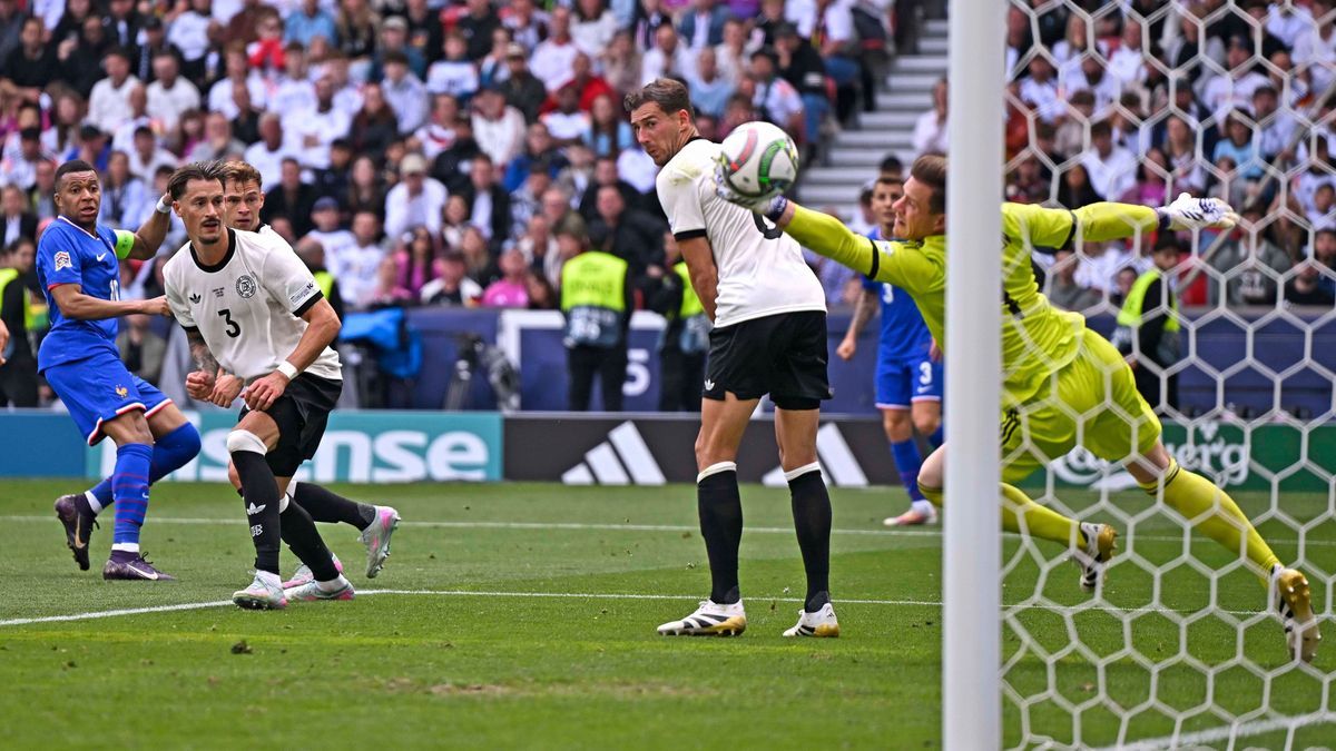 08.06.2025, Fussball UEFA Nations League 2024 25, Spiel um Platz 3, Deutschland - Frankreich, in der MHP-Arena Stuttgart,Kylian Mbappe (Frankreich) trifft zum 0:1 gegen Torwart Marc Andre ter-Stege...