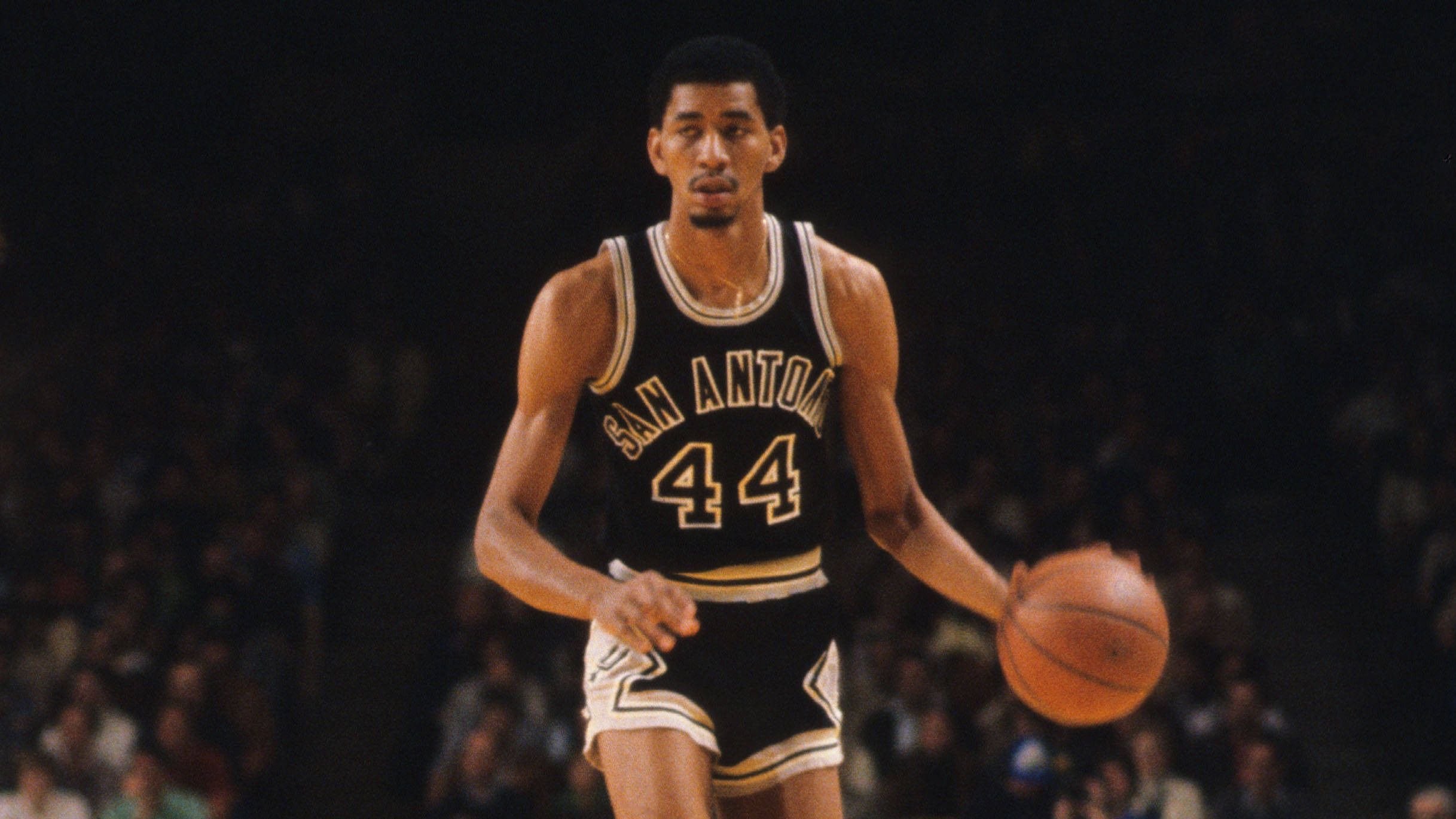 <strong>George Gervin (San Antonio Spurs)</strong><br>Jahr: 1979<br>Gegner: Cleveland Cavaliers<br>Statline: 21 Punkte, 5 Rebounds, 6 Assists, 5 Blocks, 5 Steals