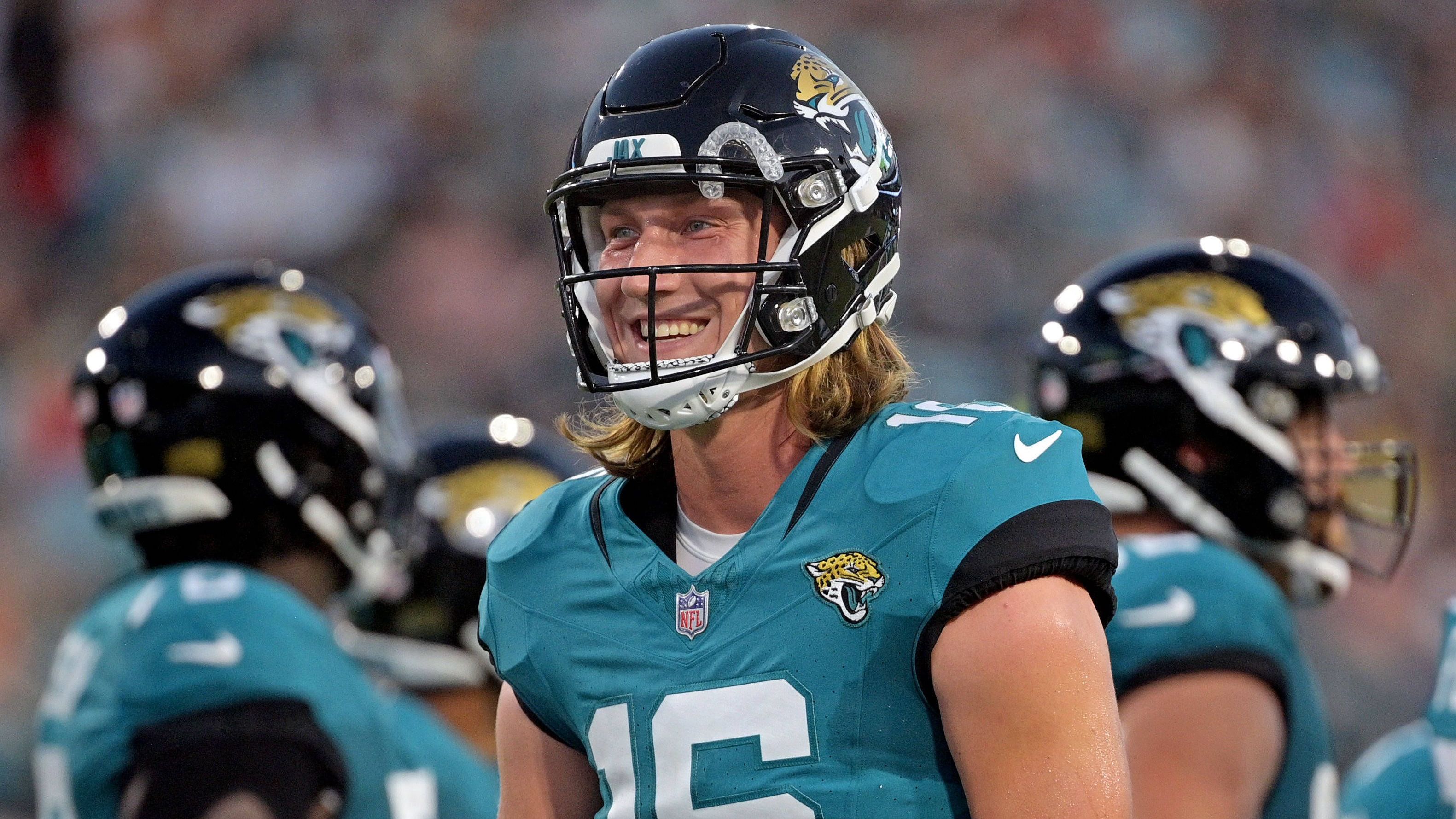 <strong>Trevor Lawrence (Jacksonville Jaguars) - 2021</strong><br>Ebenfalls schon Woche eins ran, musste Lawrence für die Jaguars 2021. Seine Rookie-Saison unter Head Coach Urban Meyer lief noch etwas holprig, allerdings konnte sich Lawrence im vergangenen Jahr klar steigern und führte die Jaguars in die Playoffs.