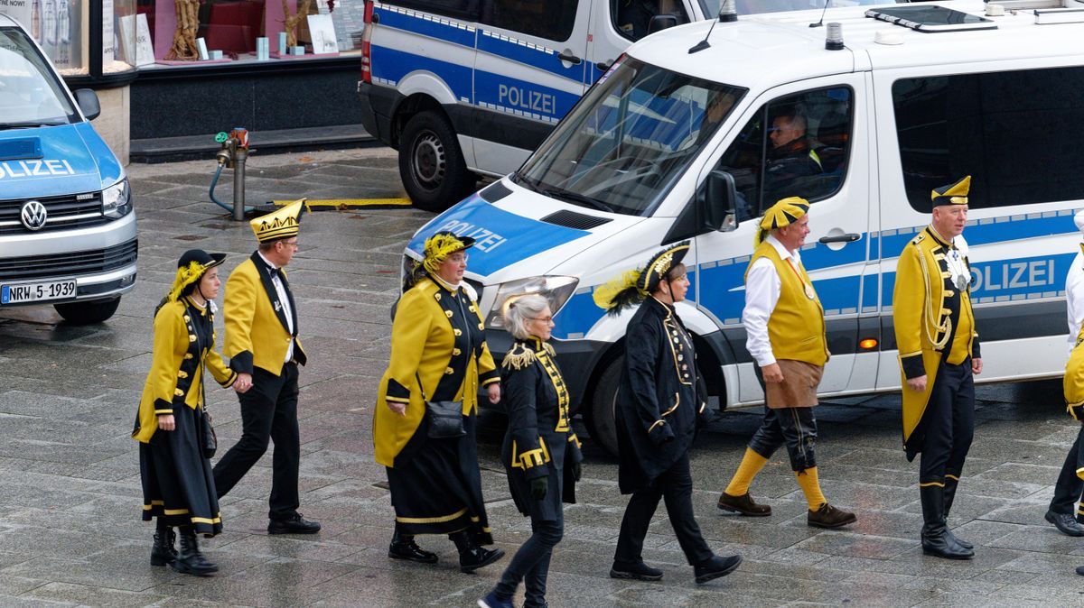 Polizei steht auf dem Platz vor dem Kölner Hauptbahnhof zum Auftakt der Karnevalssession bereit. 