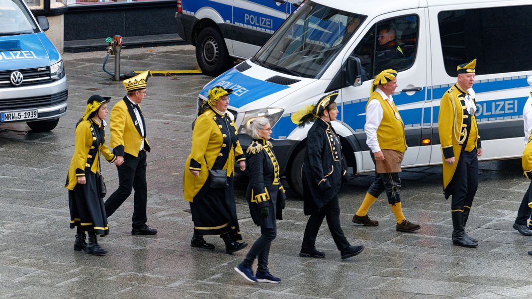 Polizei steht auf dem Platz vor dem Kölner Hauptbahnhof zum Auftakt der Karnevalssession bereit.