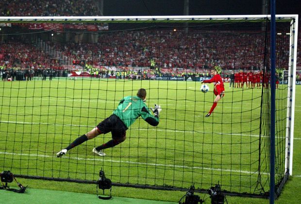 
                <strong>Champions-League-Finale 2005 - Dietmar Hamann</strong><br>
                Beim "Wunder von Istanbul" von 2005 sorgten gleich drei Einwechselspieler für große Schlagzeilen. Nachdem der FC Liverpool einen 0:3-Rückstand aufholen konnte, ging es ins Elfmeterschießen. Als erstes lief Dietmar Hamann an und netzte ein.
              