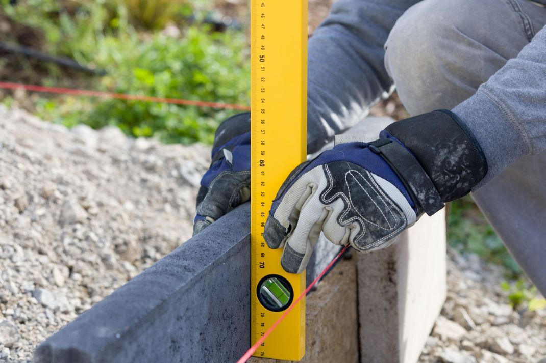 Wenn bei DIY-Projekten Gegenstände ausgerichtet werden müssen, kommt die Wasserwaage zum Einsatz. Dieser Ratgeber zeigt Ihnen, worauf Sie beim Kauf des nützlichen Werkzeuges achten sollten.