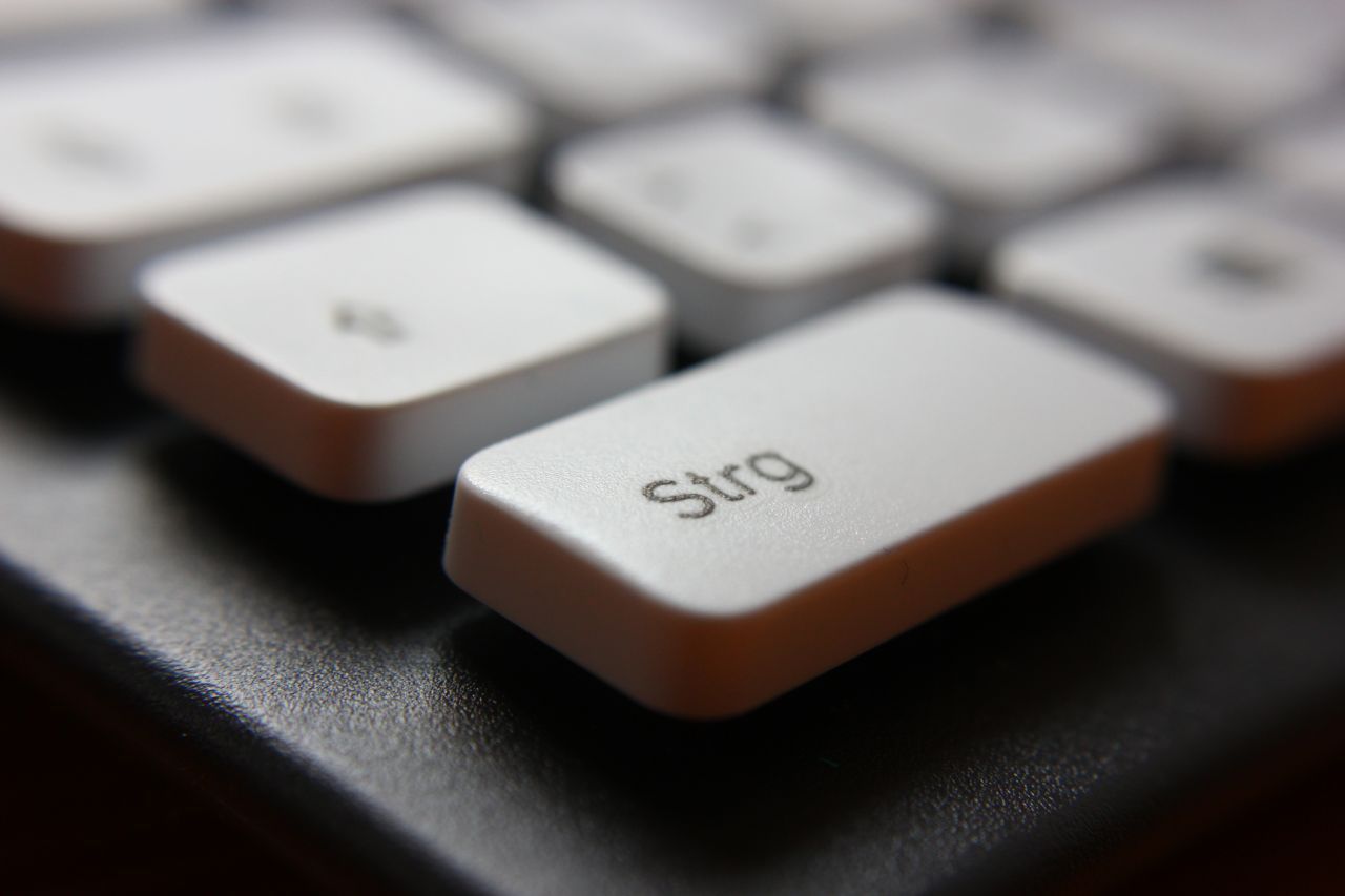 "Strg" steht für Steuerung. Auf englischer Tastatur steht „ctrl“ für „control“. Wichtige Taste für Shortcuts. Drücke gleichzeitig „strg“ und „a“ zum Markieren eines Textes. Mit „strg“ und „c“ kopierst du. Mit „strg“ und „v“ fügst du ein.