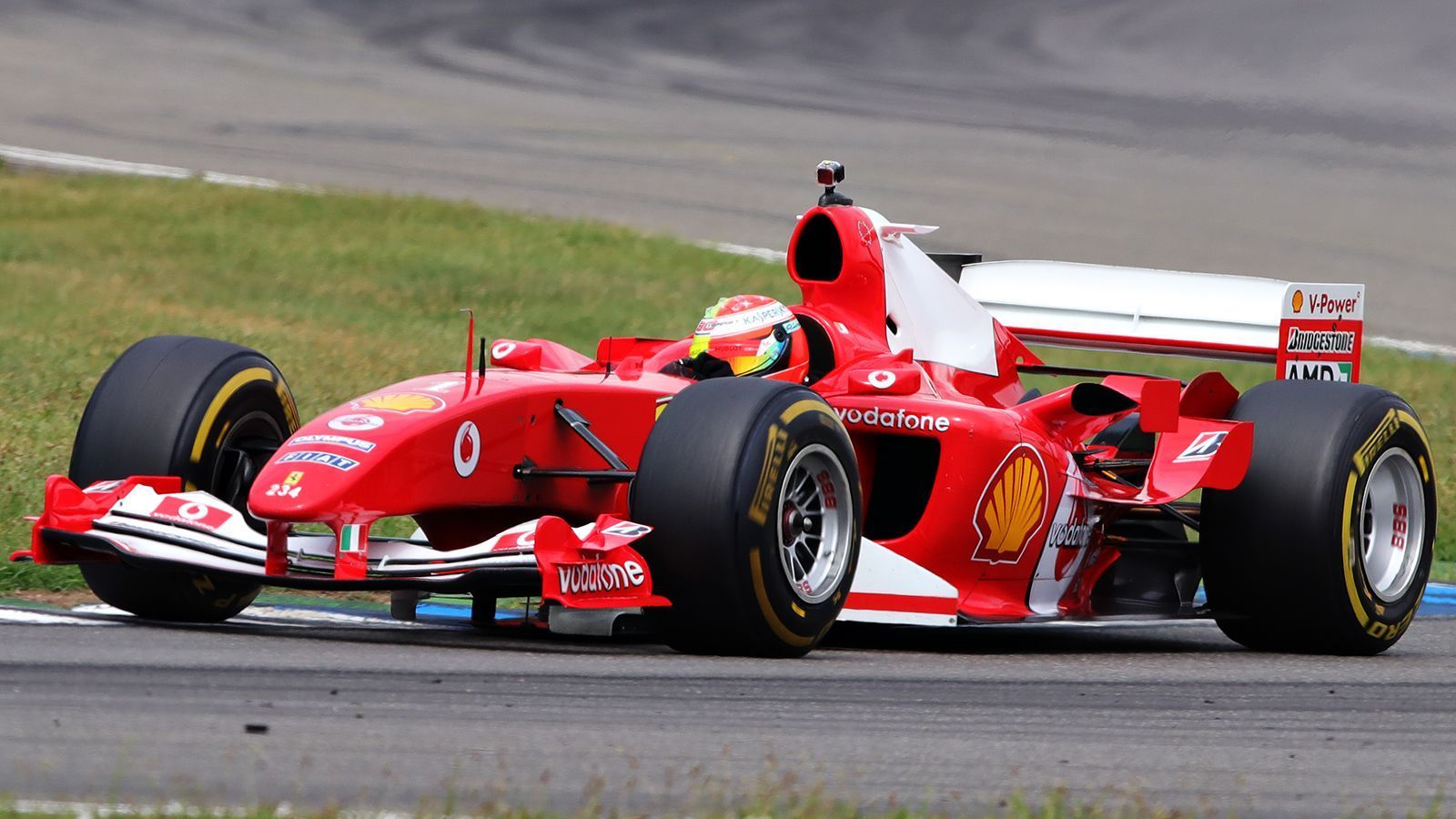 
                <strong>Mick Schumacher fährt im Weltmeister-Ferrari seines Vaters in Hockenheim</strong><br>
                Was für ein Gänsehaut-Moment für alle deutschen Formel-1-Fans! Mick Schumacher fährt im Ferrari F2004 über den Hockenheimring, in dem ist sein Vater Michael 2004 Weltmeister geworden ist. In der "Roten Göttin" drehte der 20-Jährige drei Runden vor begeisterten Zuschauern. ran.de zeigt die besten Bilder von Micks Ehrenrunde.
              