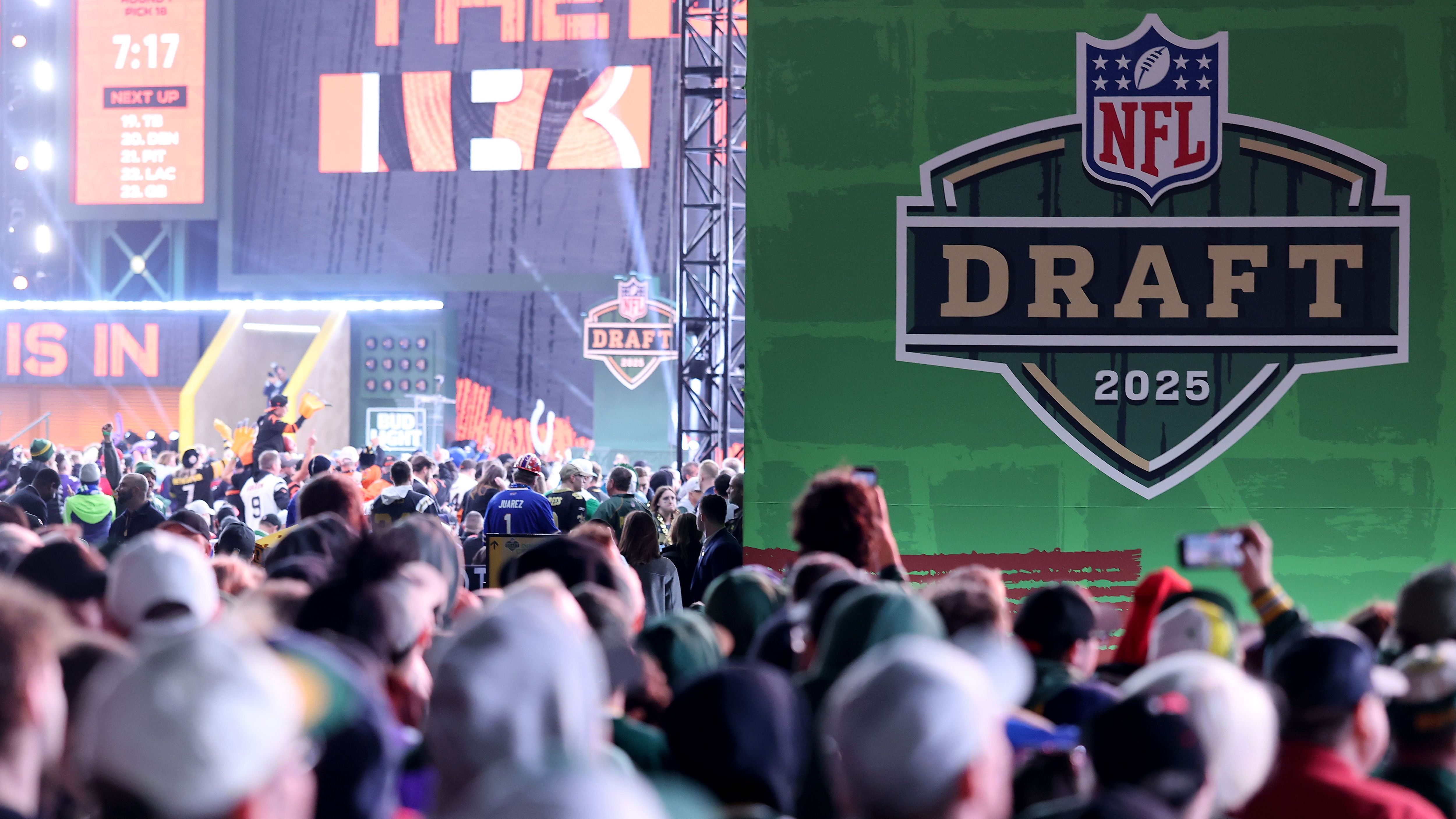 <strong>US-Colleges mit gedrafteten Spielern für NFL und NBA</strong><br>Der Draft ist für viele Spieler einer der größten Tage ihrer jungen Karriere. Aber auch die ausbildenden Colleges beobachten genau, wer von ihren Schützlingen ausgewählt wird und wohin es diese zieht. Denn in den Profiligen repräsentieren die Athleten nicht nur ihre aktuellen Teams, sondern auch ihre Colleges. <em><strong>ran</strong></em>&nbsp;zeigt, welche 25 Colleges 2025 sowohl im NBA- als auch im NFL-Draft jubeln durften.