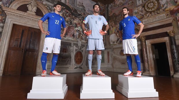 
                <strong>Italien (Heimtrikot)</strong><br>
                Italien (Heimtrikot): Manolo Gabbiadini (li.), Gianluigi Buffon und Davide Astori (re.) tragen stolz das neue Heimtrikot der italienischen Nationalmannschaft.
              