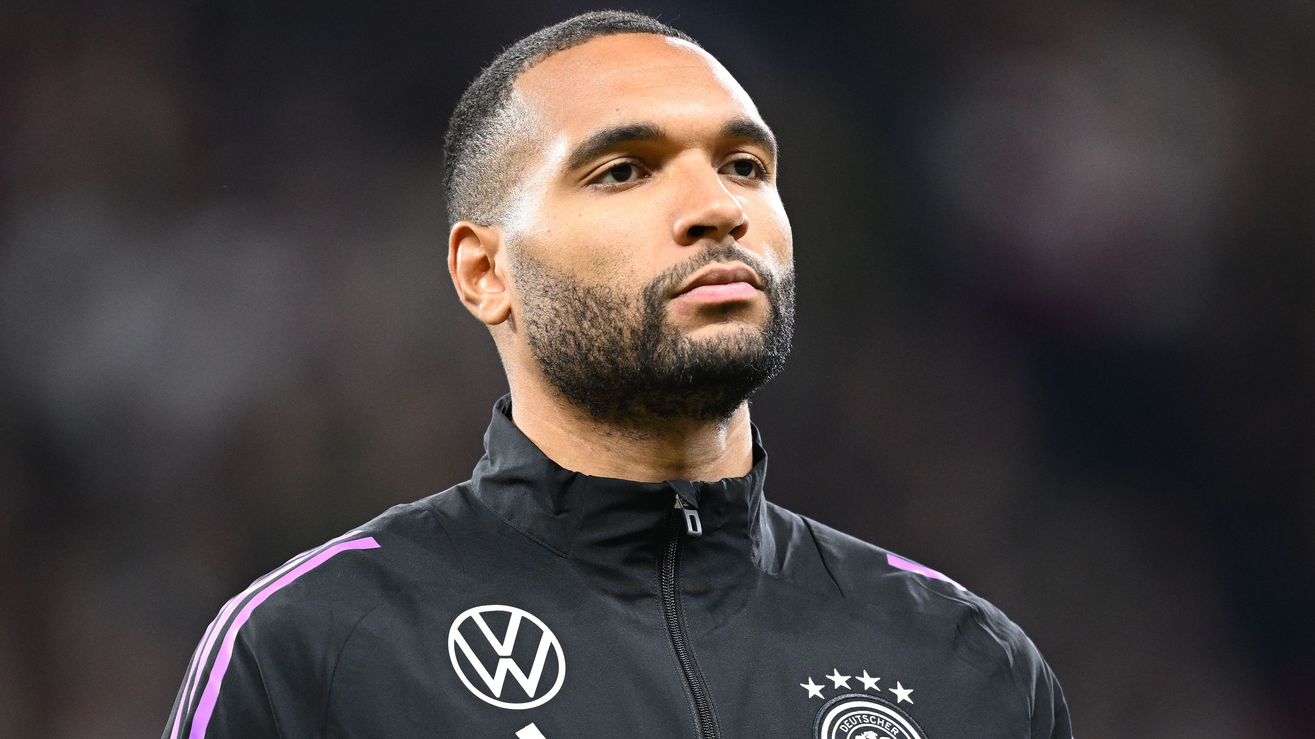 <strong>Innenverteidiger: Jonathan Tah (Bayer Leverkusen)</strong><br>Der Abwehrchef des deutschen Meisters aus Leverkusen dürfte gemeinsam mit Rüdiger das Stammduo in der defensiven Zentrale bilden. Es gibt zwar Konkurrenz, aber an seinem Kaderplatz ändert das nichts. Seit montagmorgen ist ohnehin klar, Tah ist dabei. Das <a data-li-document-ref="355426" href="https://www.ran.de/sports/dfb-team-naechste-em-nominierung-bekanntgegeben-tah-mit-dabei-355426">gab der DFB bekannt</a>.